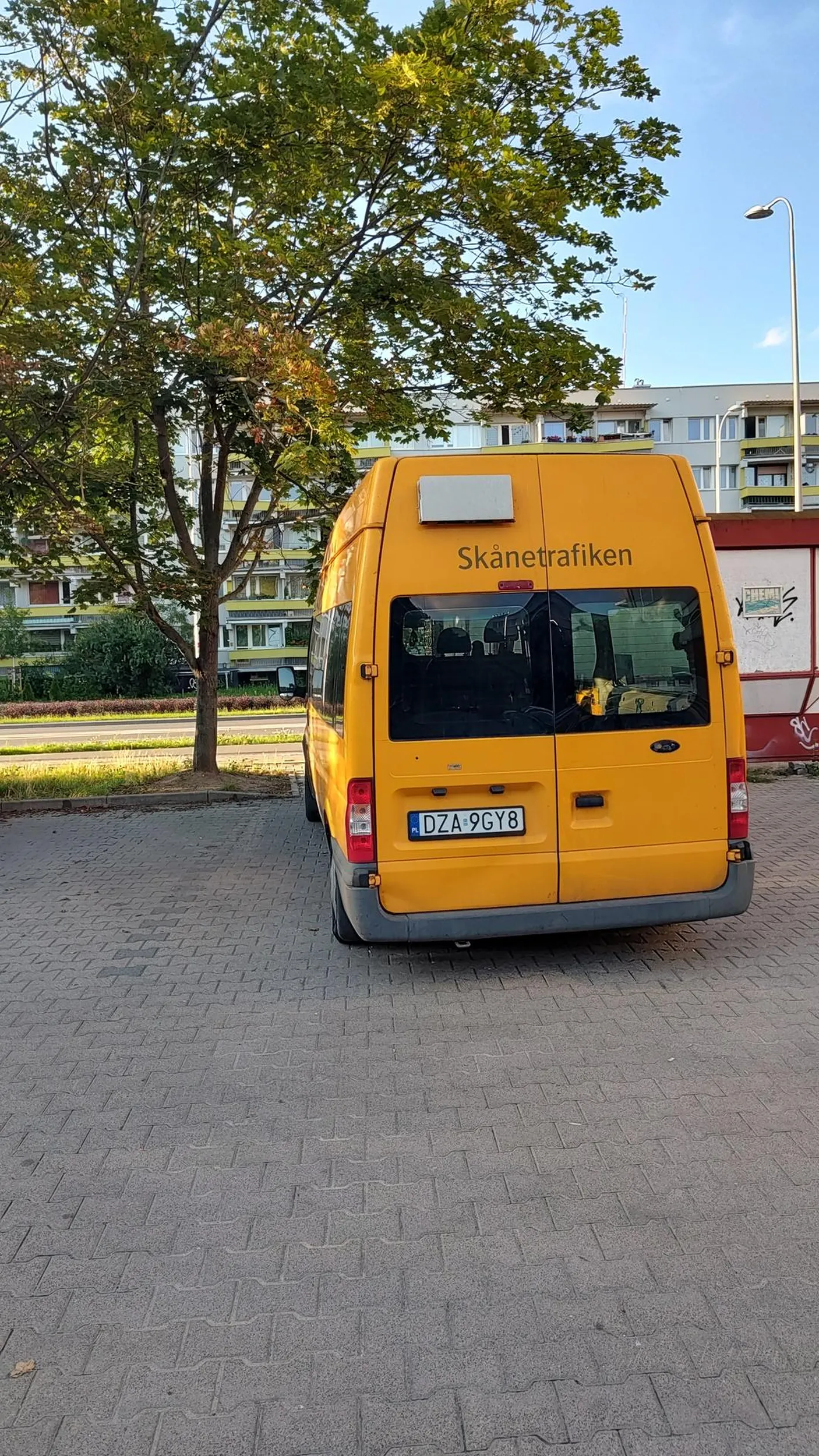 Nie potrafi parkować w linii, zablokował mnie i nie mogę wyjechać z parkingu. Naucz się parkować bo po rysach na aucie wygląda na to, że podczas nauki jazdy nie nauczono cię o parkowaniu W LINIACH.