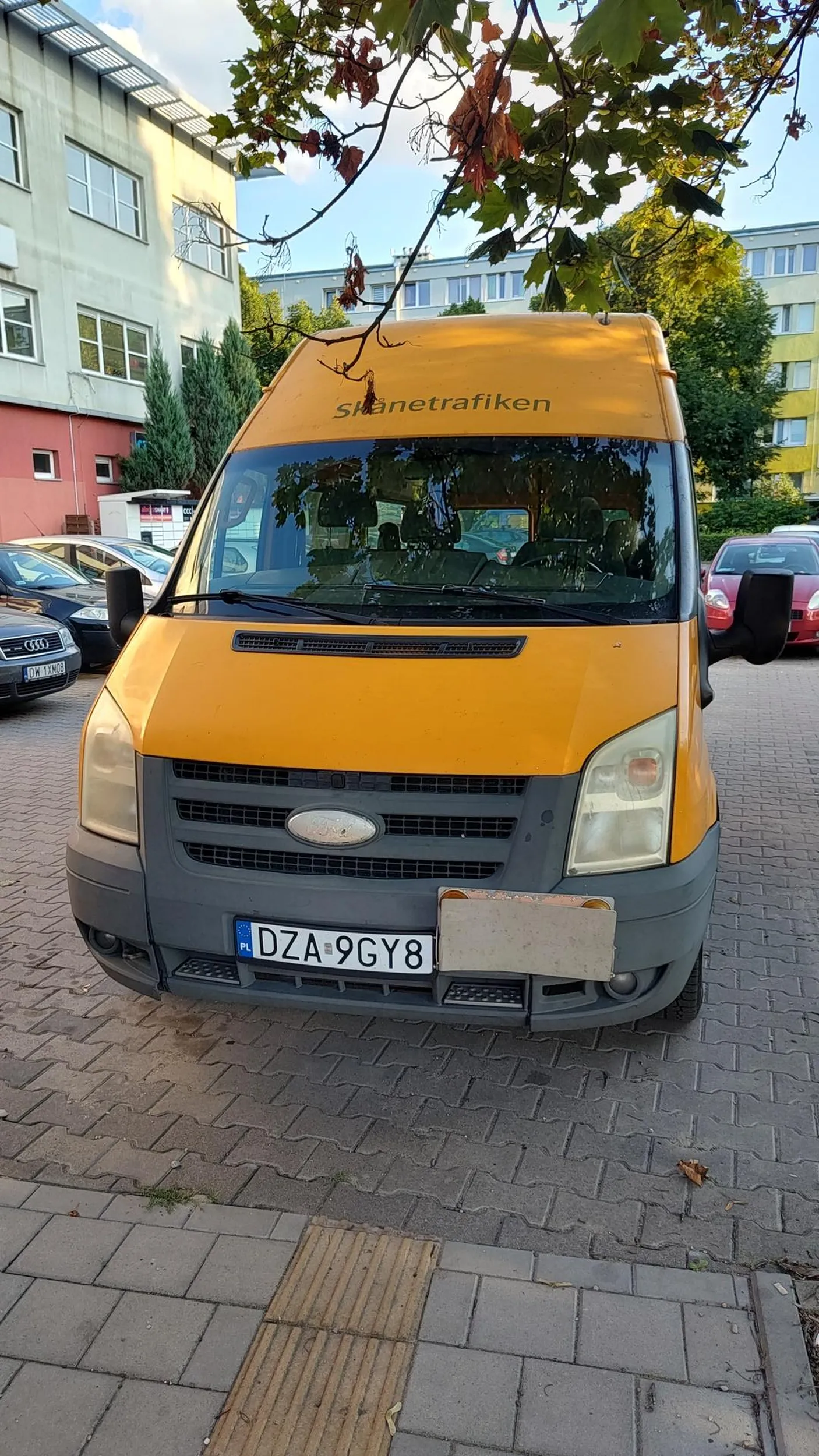 Nie potrafi parkować w linii, zablokował mnie i nie mogę wyjechać z parkingu. Naucz się parkować bo po rysach na aucie wygląda na to, że podczas nauki jazdy nie nauczono cię o parkowaniu W LINIACH.