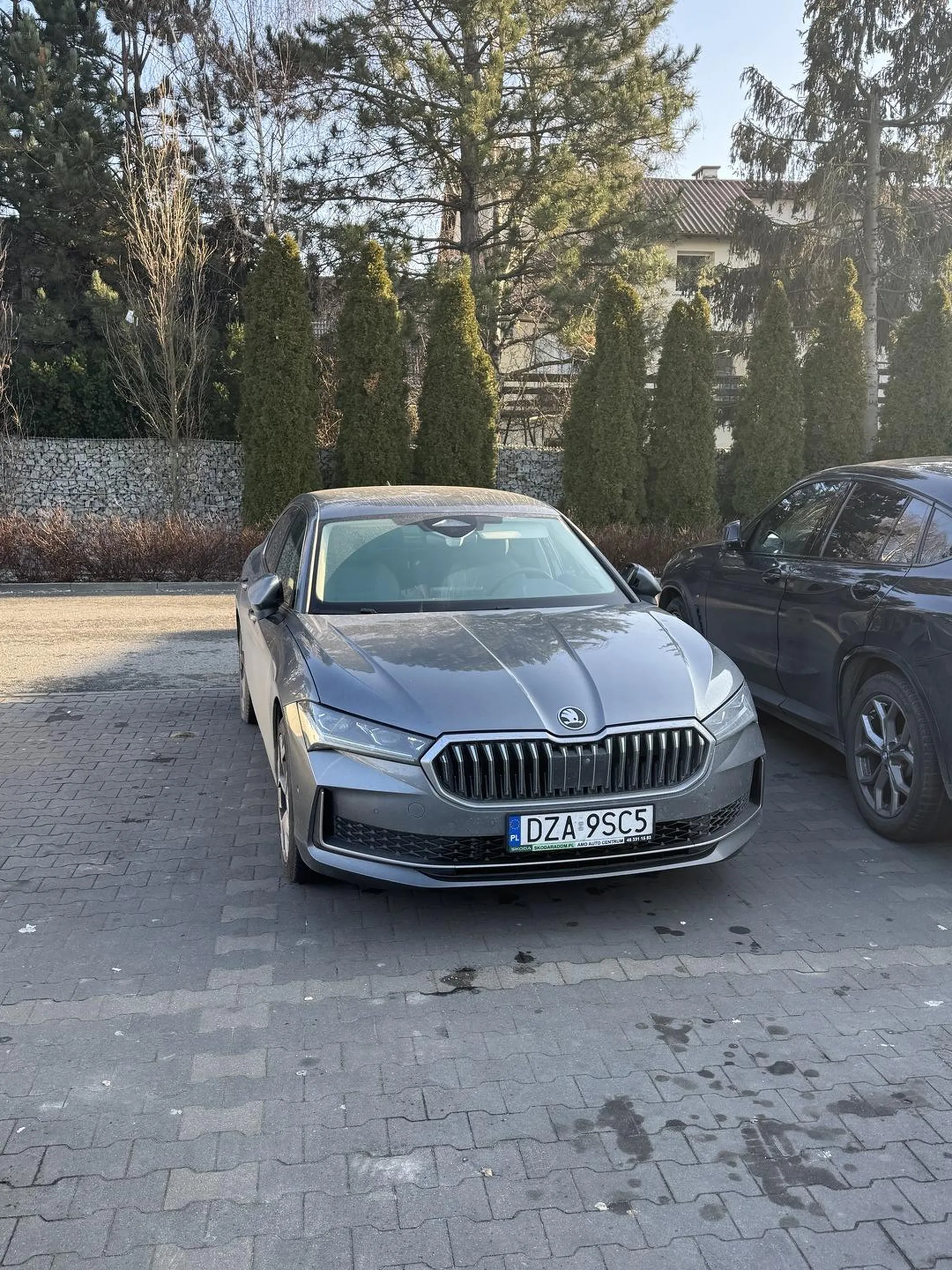 Jak można tak parkować? Jak się nie umie jeździć to trzeba oddać prawo jazdy i taki samochód.