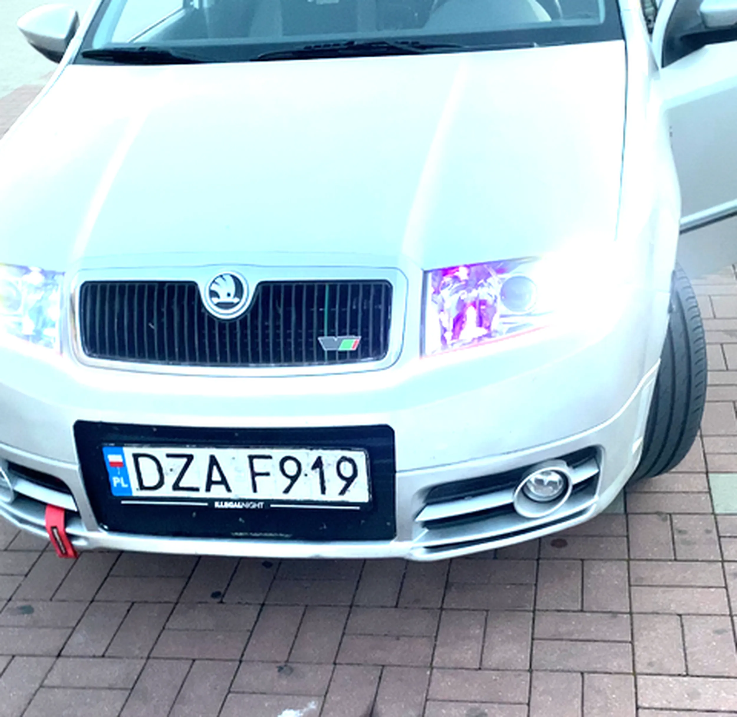 gosciu wymusaz pierwszenstwo i rysuje samochody ta stara skoda a jezeli chcesz dojsc do porozumienia do wsiada i udieka