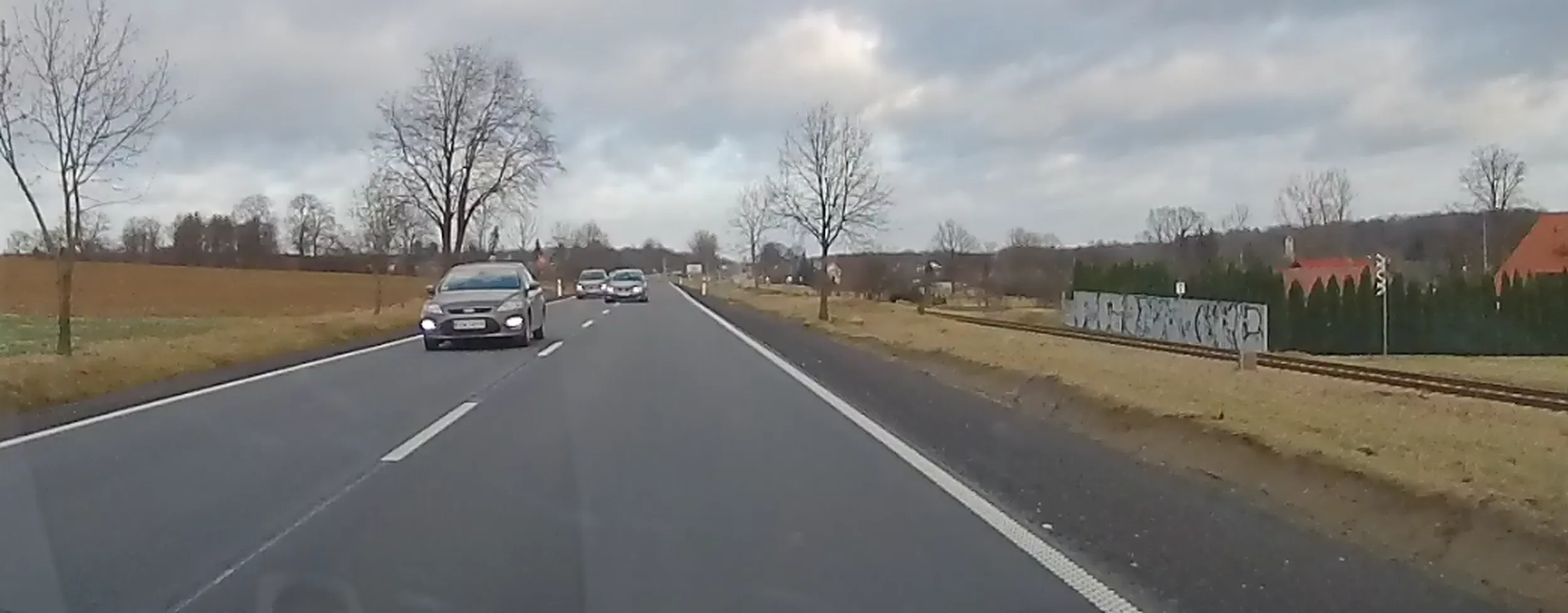 Nieudolny manewr wyprzedzania kiedy oba pasy muszą wpuszczać awaryjnie pojazd