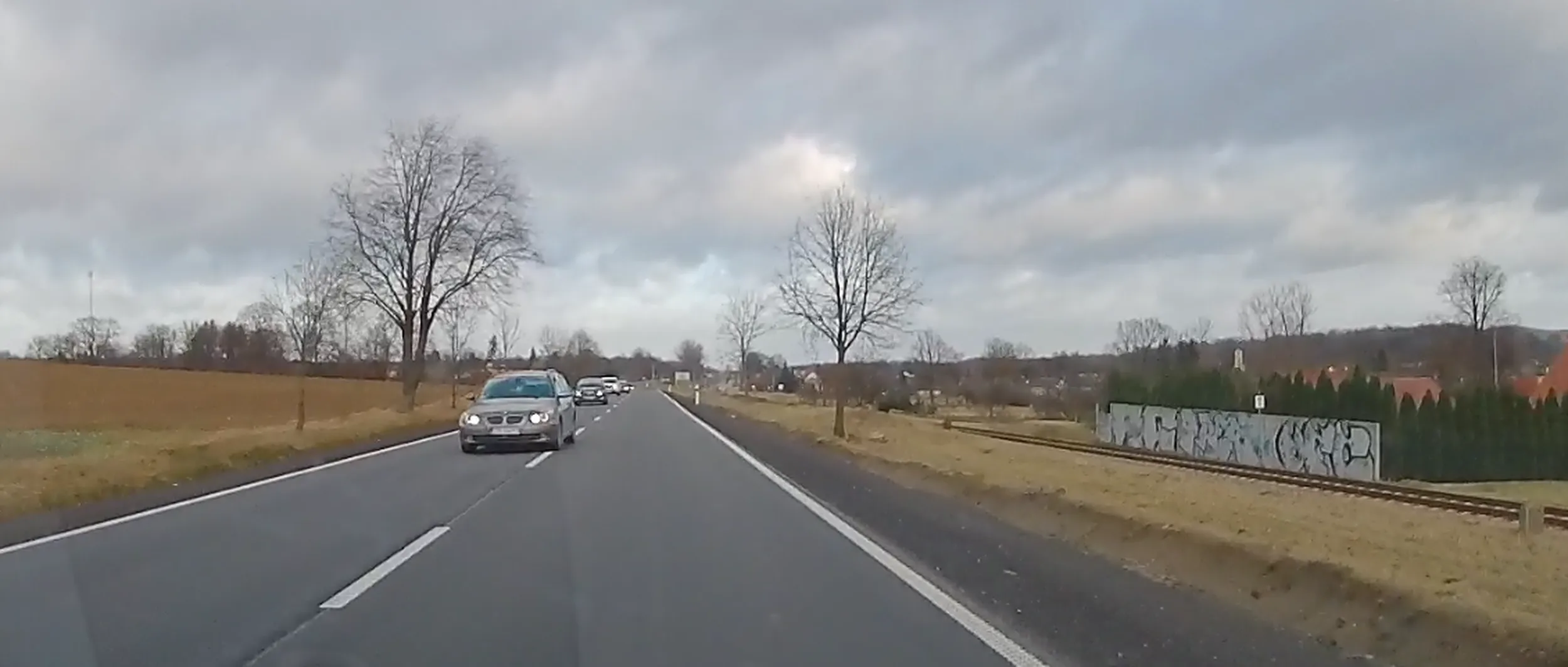 Nieudolny manewr wyprzedzania kiedy oba pasy muszą wpuszczać awaryjnie pojazd