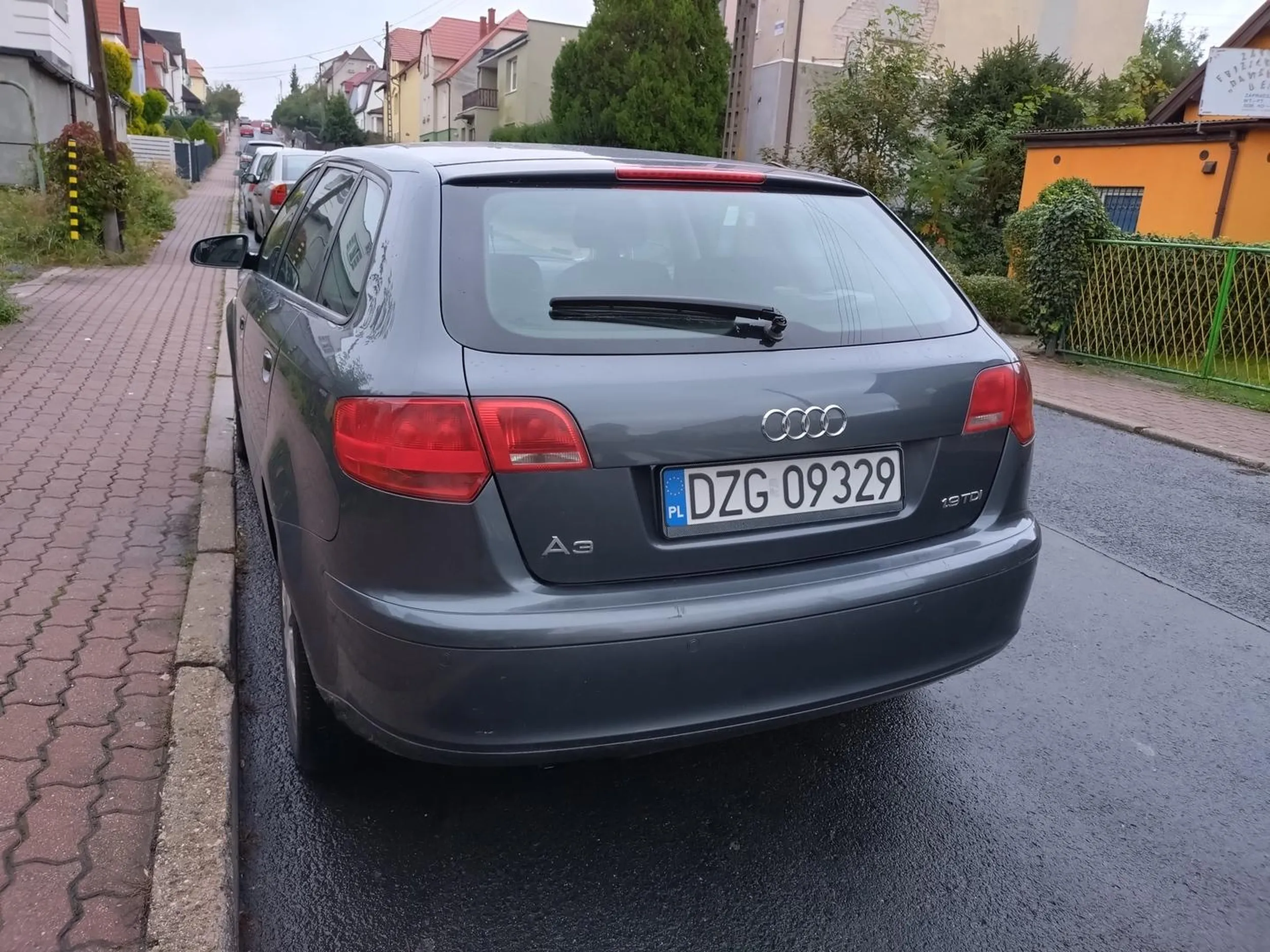 Zastawia bramę wjazdowo-wyjazrową. Mieszka w budynku obok i swojej posesji.