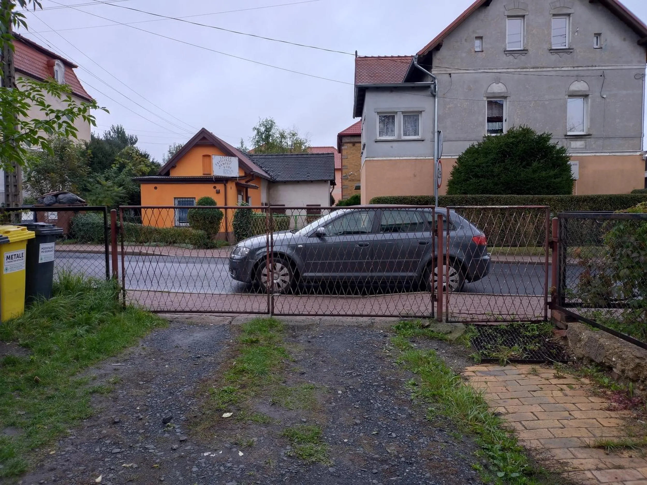 Zastawia bramę wjazdowo-wyjazrową. Mieszka w budynku obok i swojej posesji.