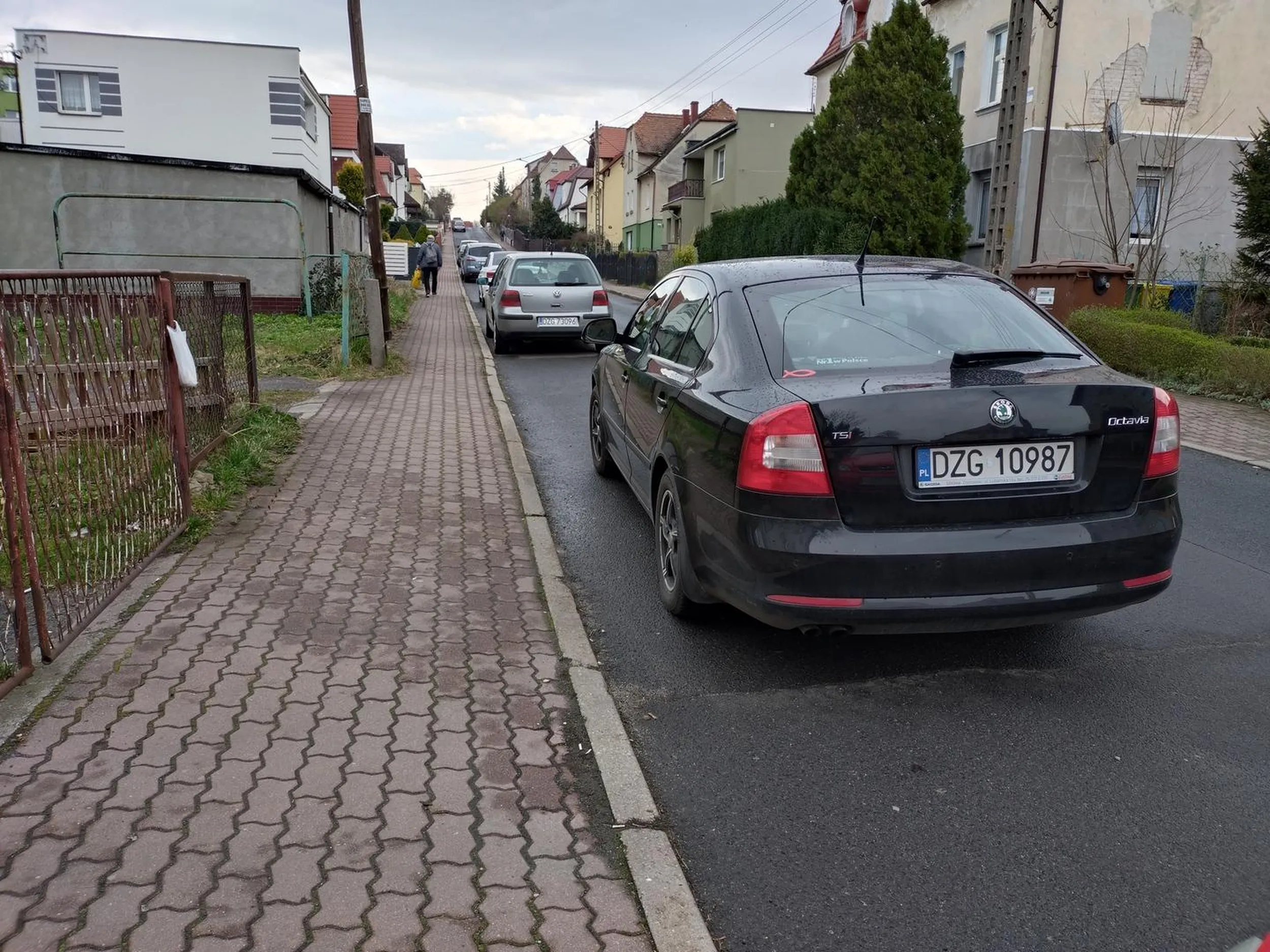 Lubi parkować w bramie wjazdowej.