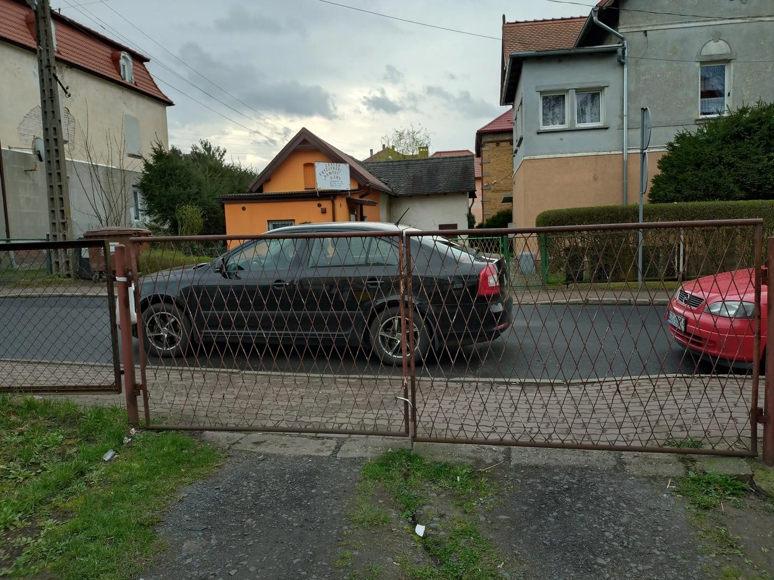 Lubi parkować w bramie wjazdowej.