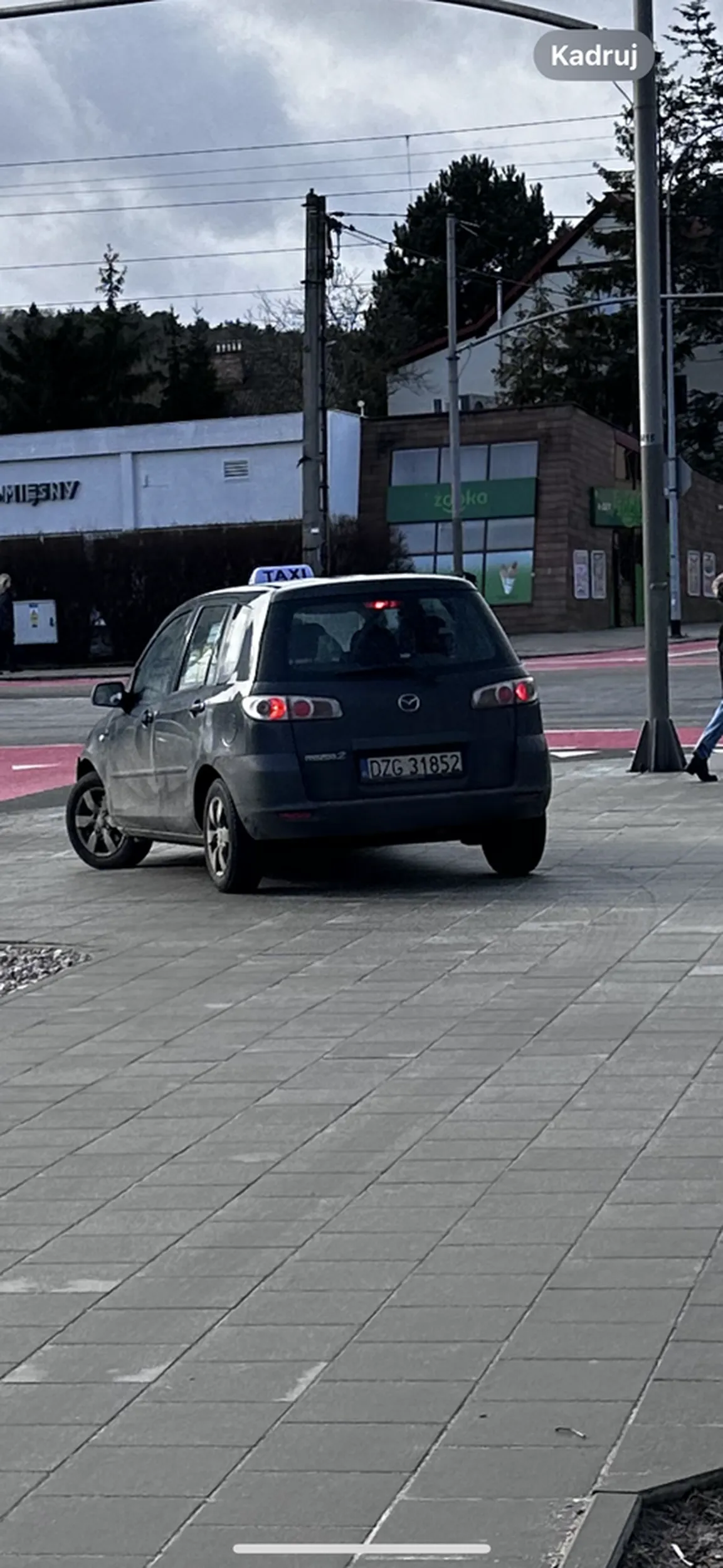 Kierowca pomylił jezdnię z chodnikiem XD