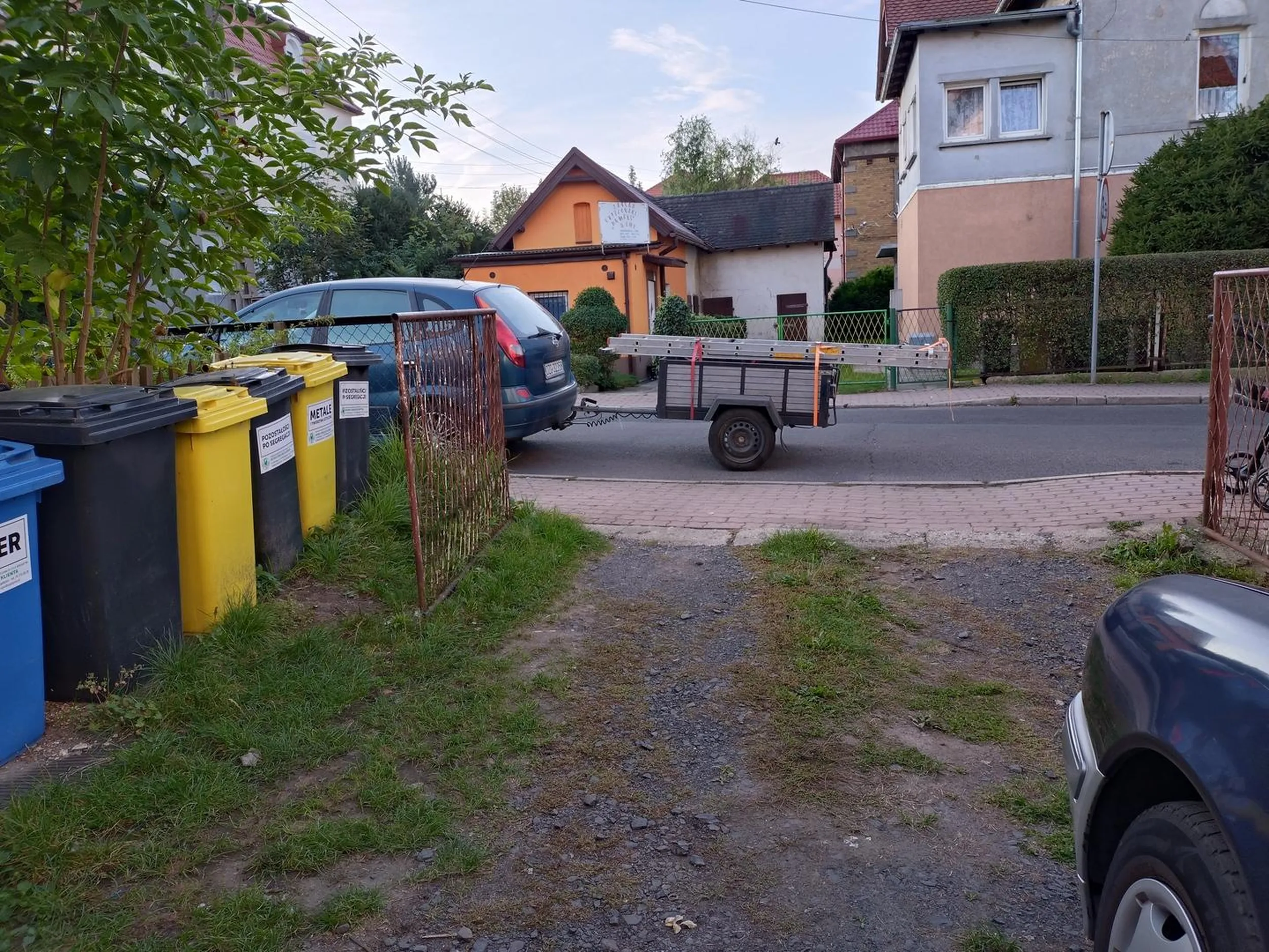 Zastawia bramę wjazdowo- wyjazdową