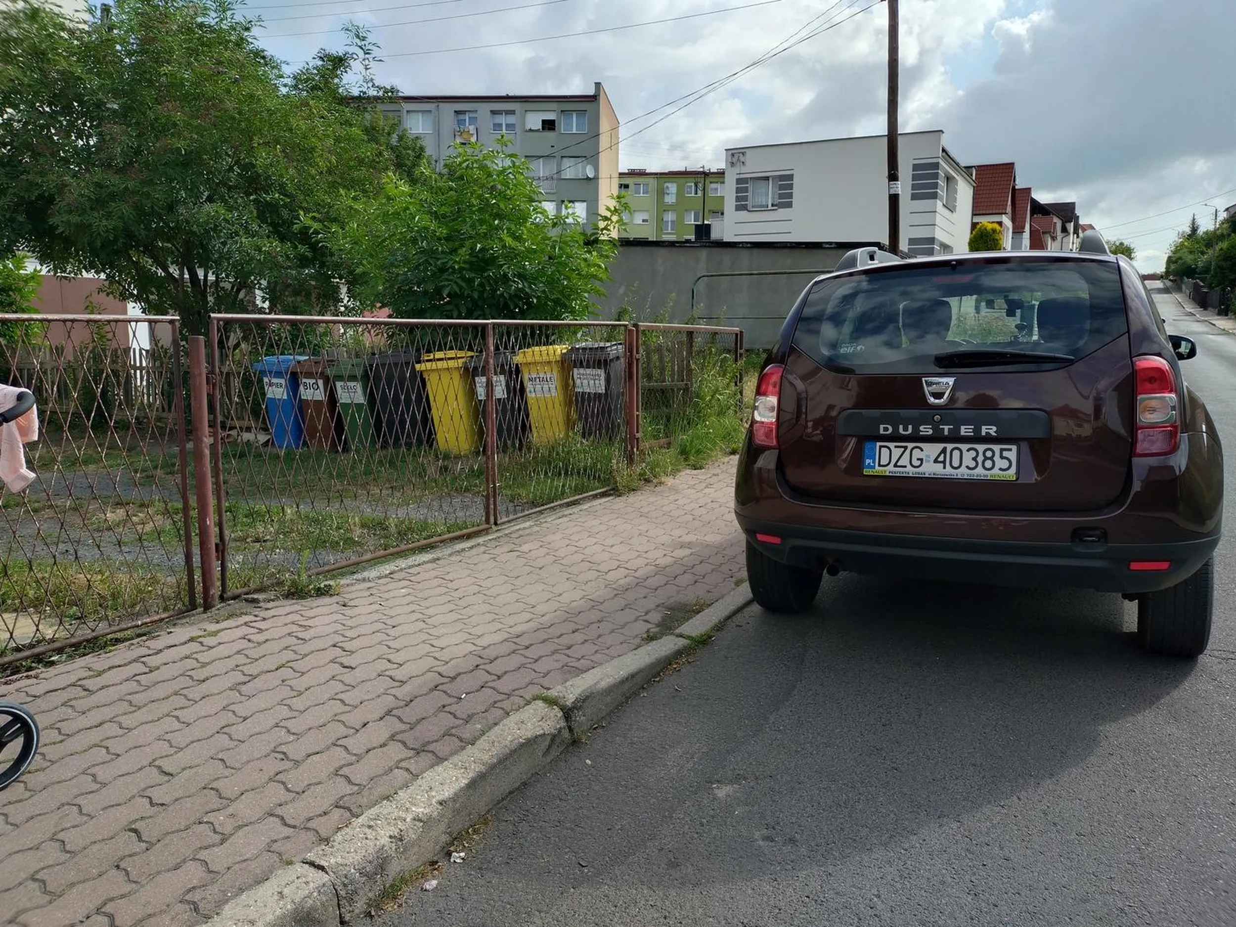 Pan chętnie stanął w bramie wyjazdowej i ma pretensje, że mieszkańcy budynku zwracają mu uwagę na brak możliwości wjazdu na posesję.
