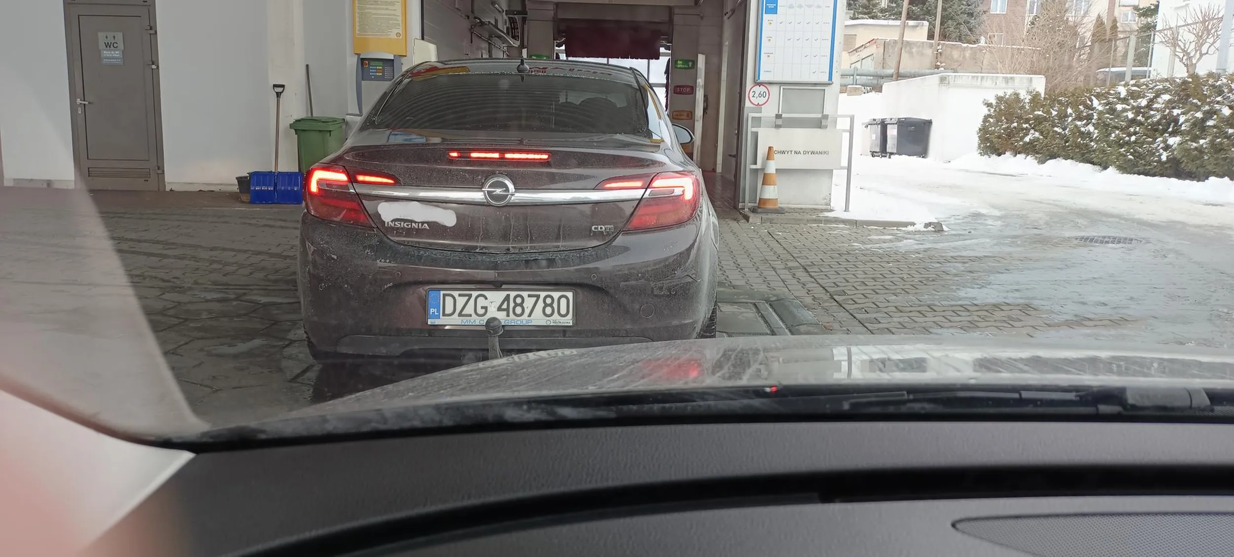 Bez kultury, wpycha się na myjkę bez biletu i blokuje wjazd do myjki klientom którzy już mają wykupiony bilet. Po zablokowaniu wjazdu spokojnie udaje się do kasy, opłaca myjkę , gawędzi z obsługą i jaśnie pan leniwiec raczy wjechać i umyć auto.  Mentalność jaskiniowca.