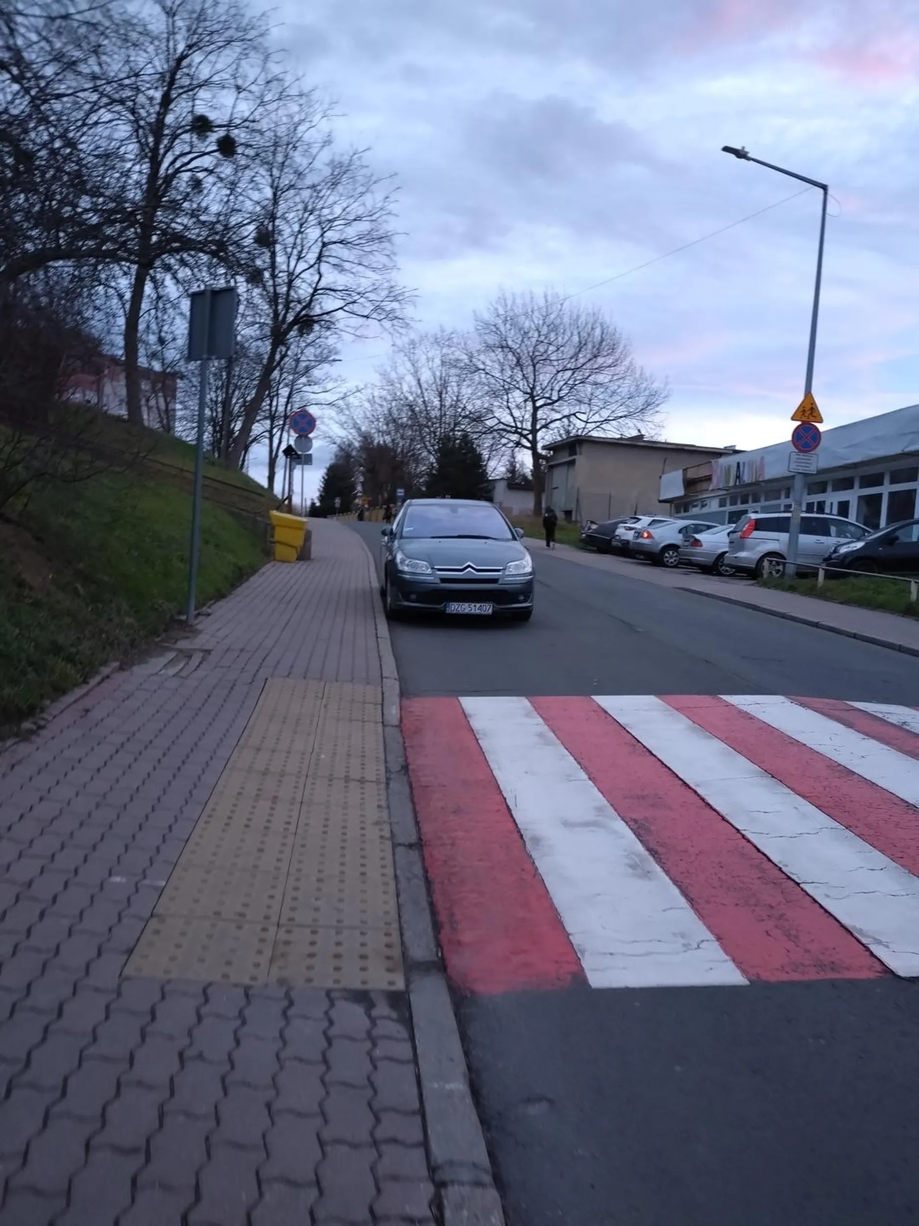 Bogatynia ulica Chopina koło żłobka. A parę metrów dalej wolne miejsca do parkowania. Stara ameba....