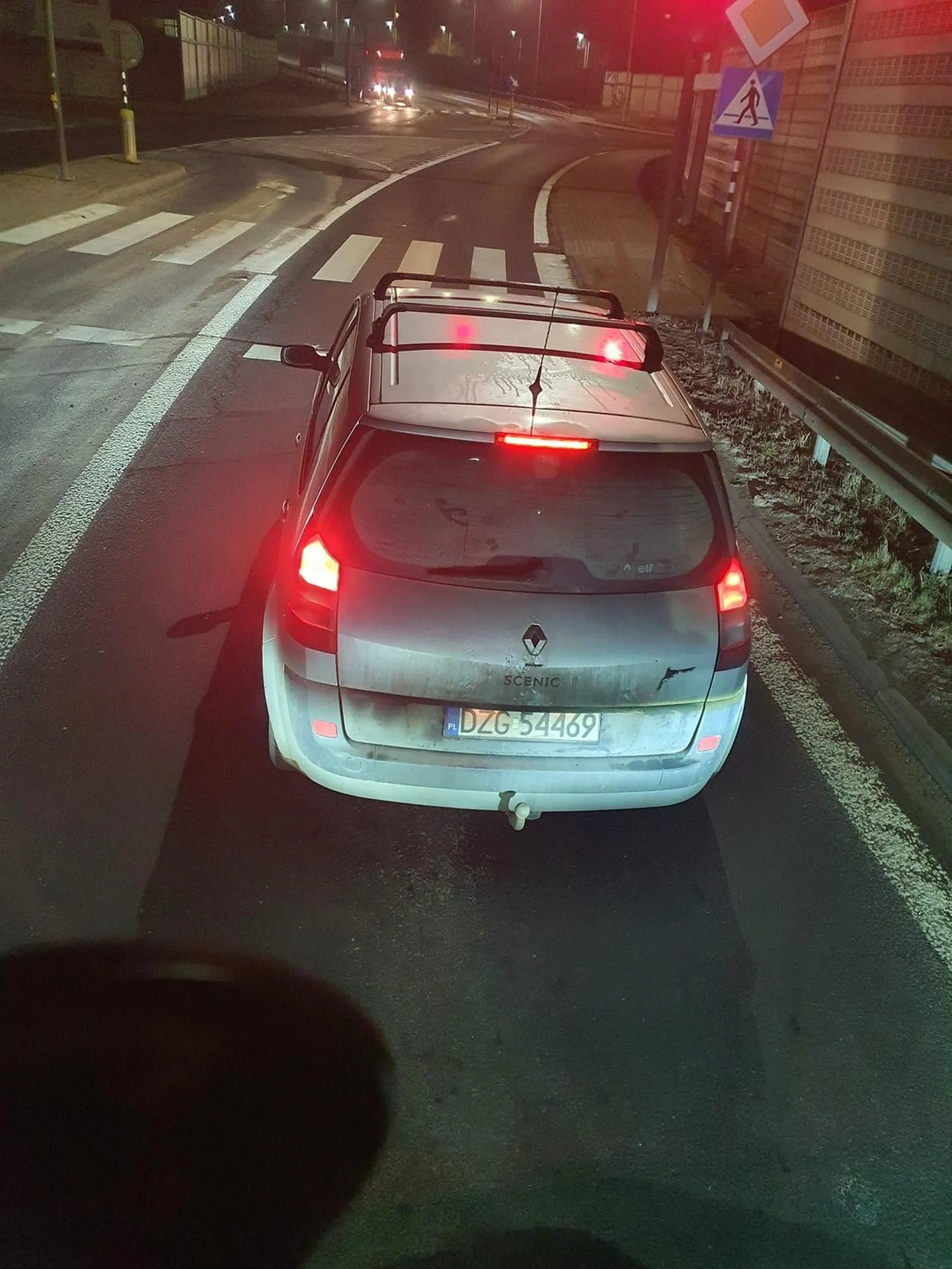 Wymusza, specjalnie wyhamowuje i na widok policji która jedzie z przeciwnej strony to zbroja obsrana i ucieka