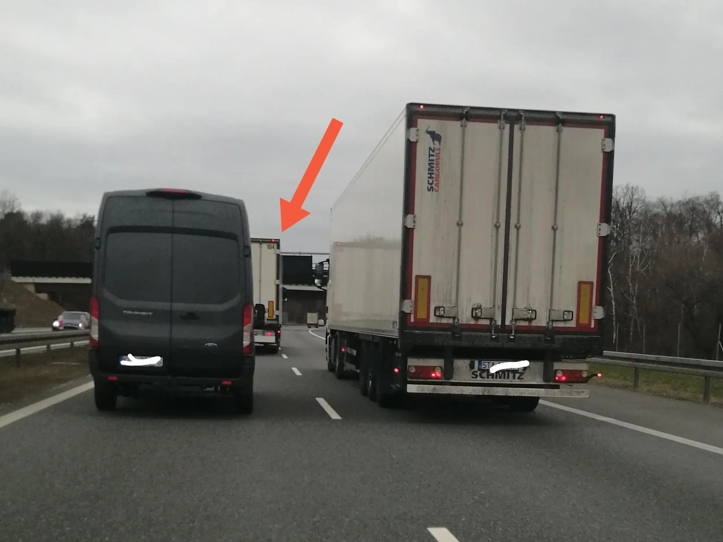 A4, 7.02.2024. Zestaw DZG56K1 + naczepa PO2YL10. Opieszale wyprzedza, mimo zakazu. A wyprzedzana ciężarówka jechała ponad 80 km/h.