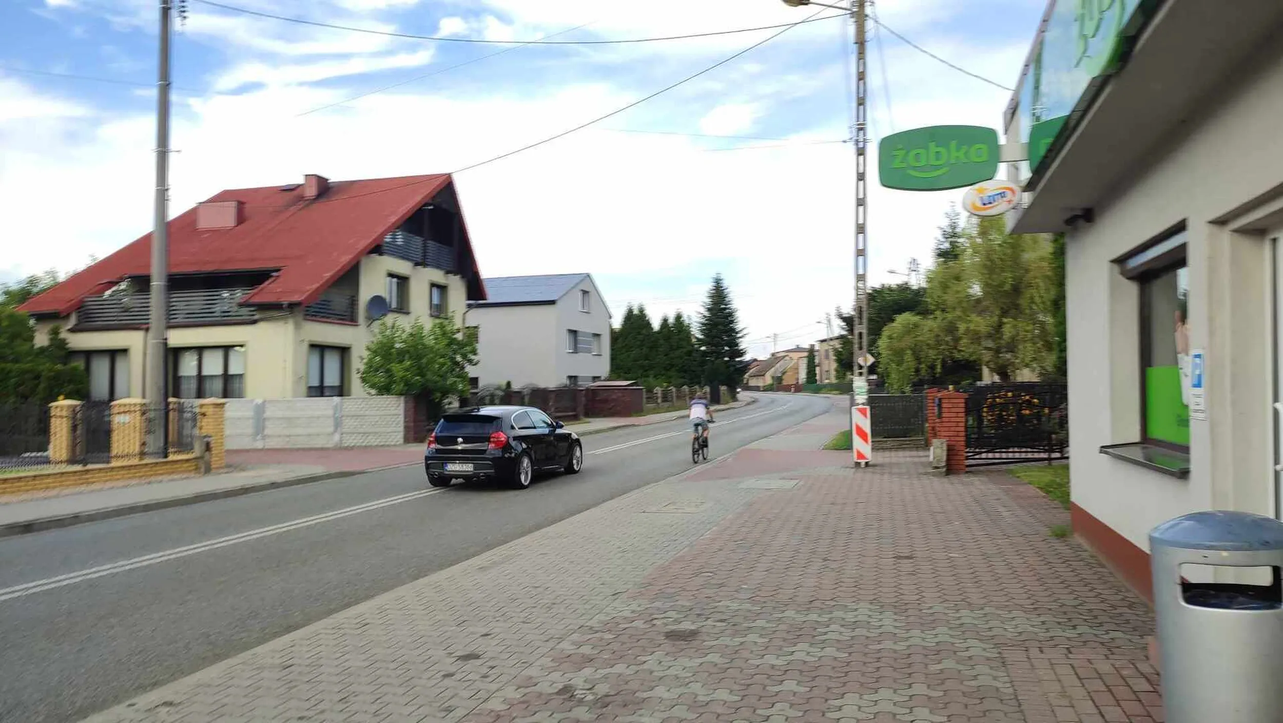 Zapierdala 80 na godzinę przed zakrętem i wyprzedza rowerzystę