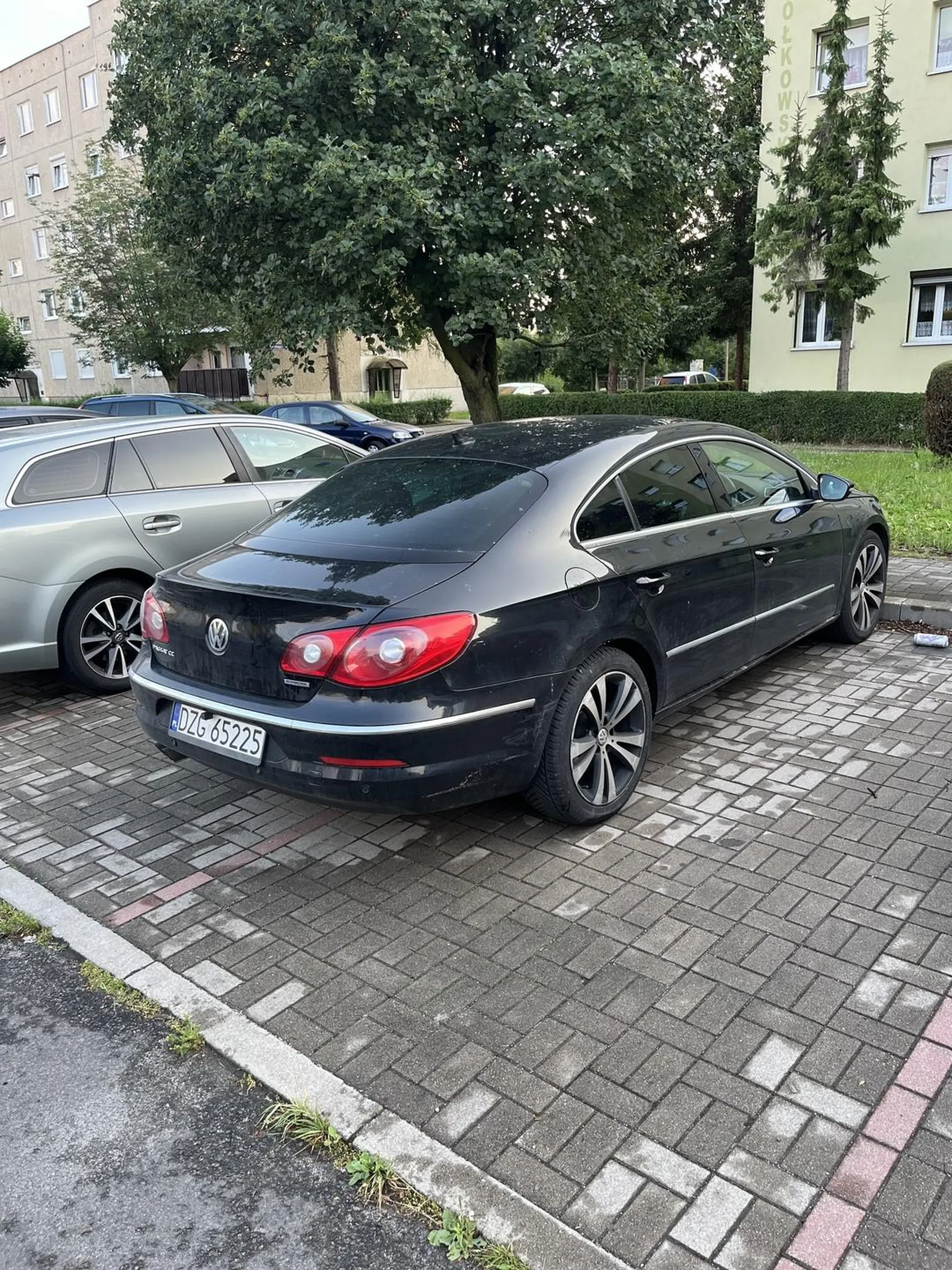 Zajmuje oba miejsca parkingowe