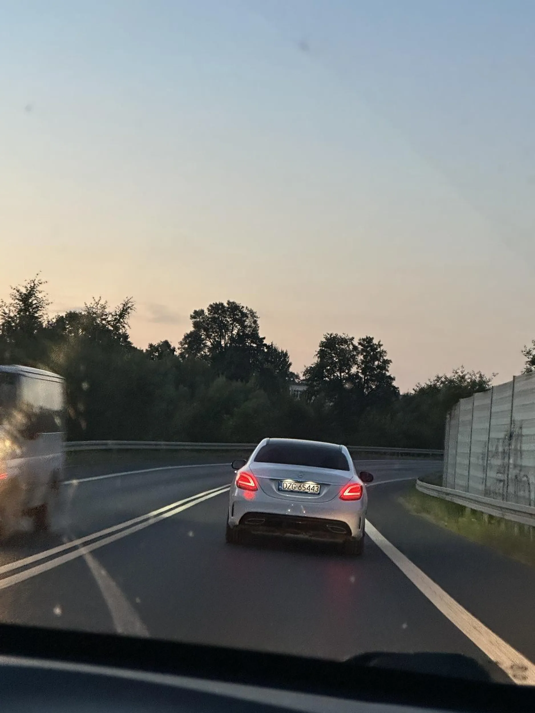 Na prostej drodze poza miastem hamuje i jedzie cala droge +-70, zaś w zabudowanym 80 lekko. Nie pozdrawiam...