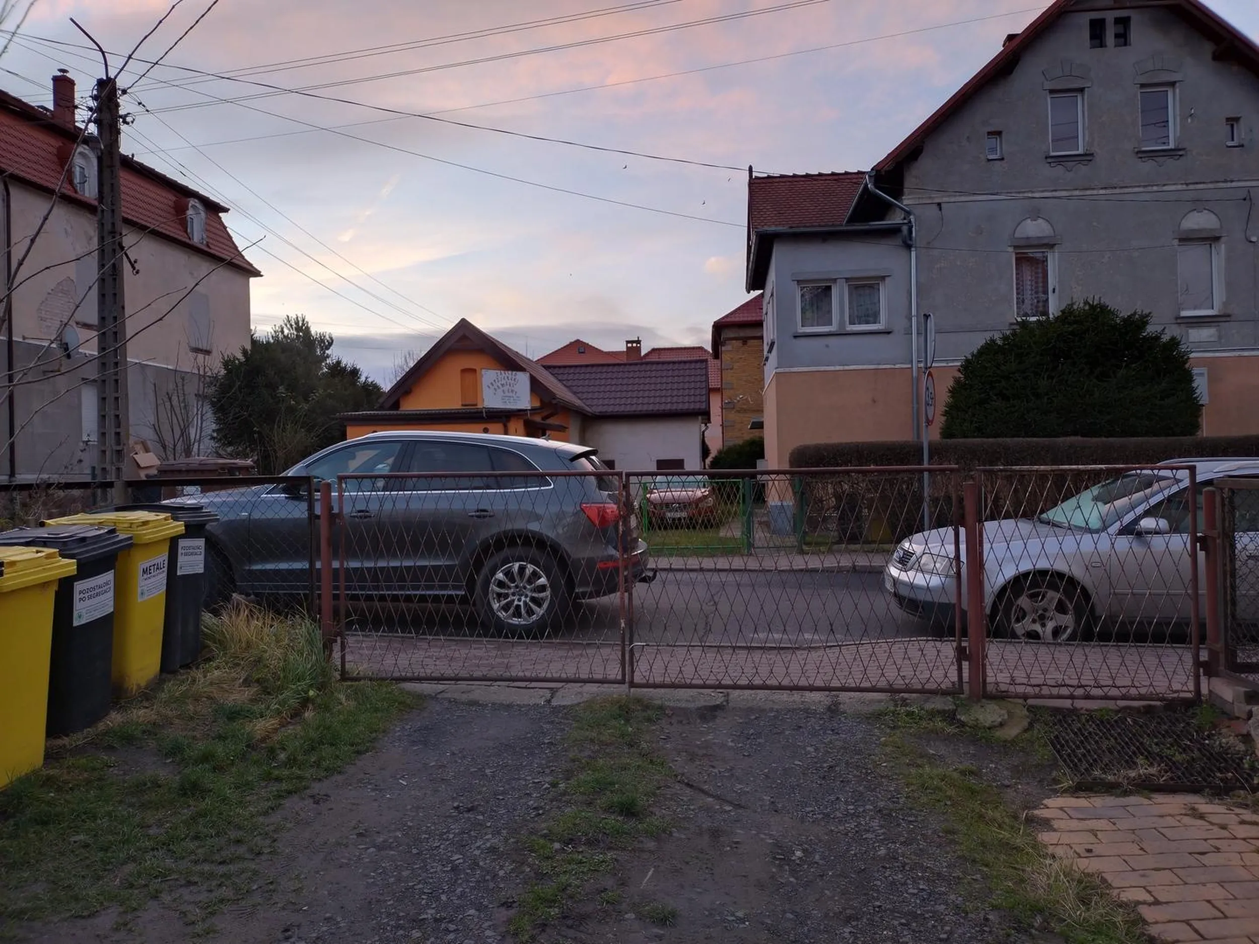 Ameba... Stał dość długo i zablokował wyjazd z posesji.