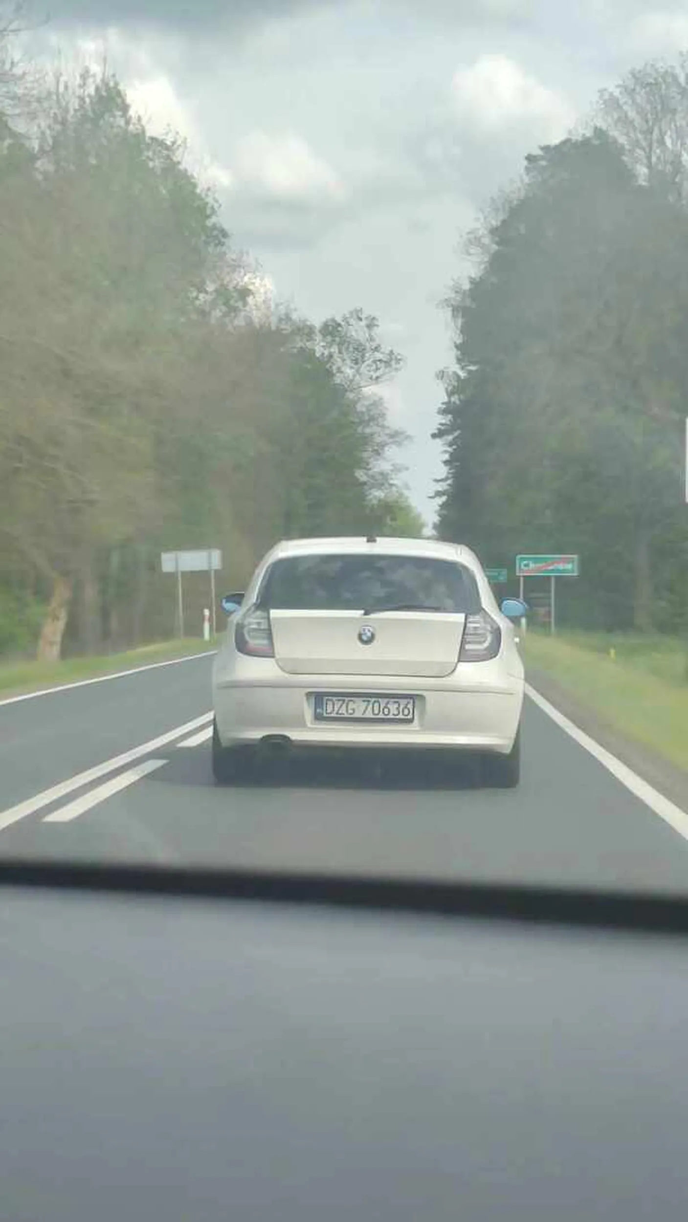 Półgłówek wyprzedza na podwójnej ciągłej na pasach przy fotoradarze. Mam nadzieję że ci zabiorą prawko jak najszybciej.