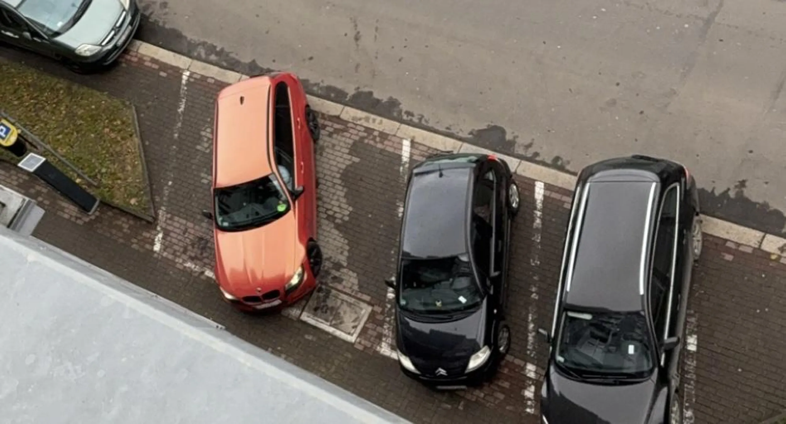 Staje na 2 miejscach na raz, przy zwróceniu uwagi odpowiada „życie”