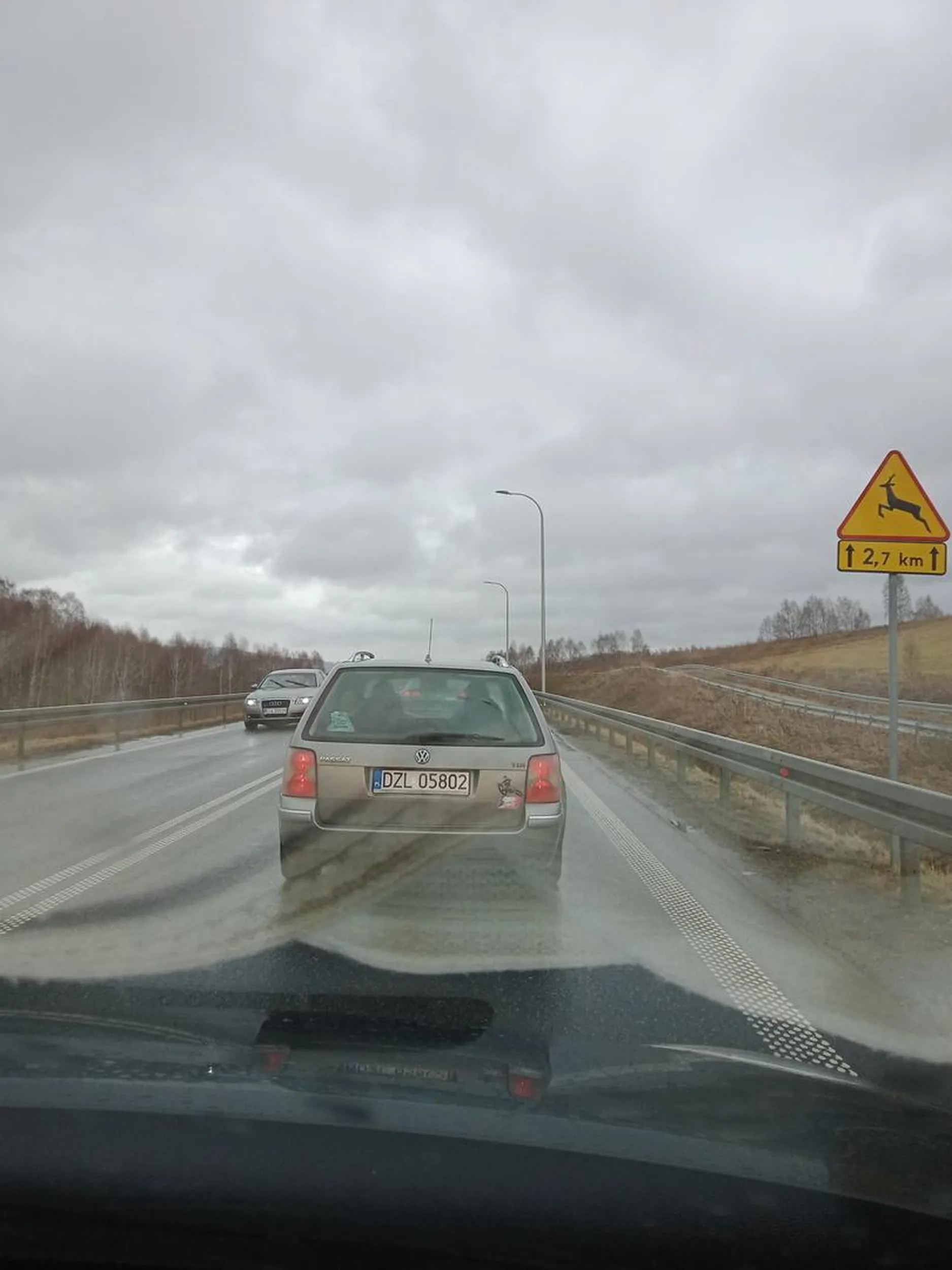 Kierujący nie potrafi poruszać się wśród innych aut. Cham jakich mało