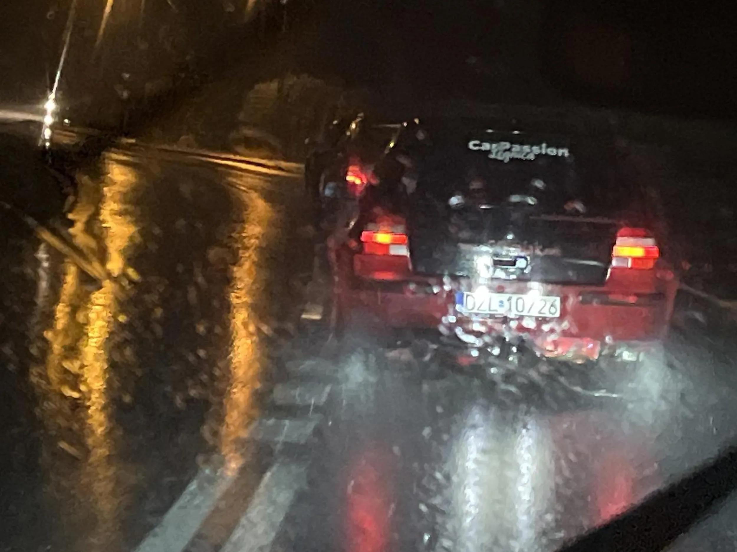 stary odleciał ci plastik od kałuży z tyłu o 23:30 w niedzielę