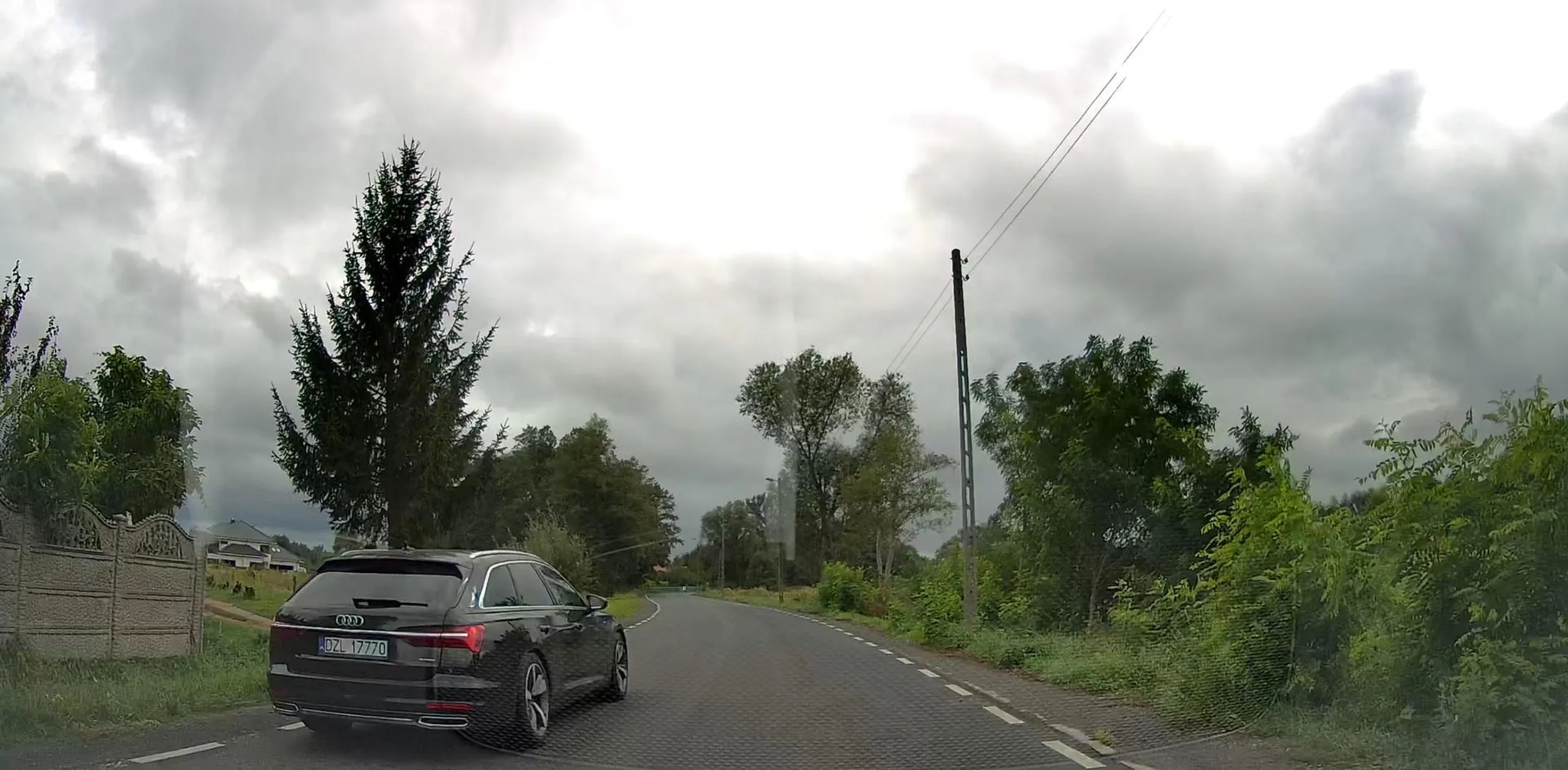 Biorąc pod uwagę z jaką prędkością jeździ po wioskach pewne jest, że w końcu kogoś zabije. Pytanie tylko ile będzie ofiar.