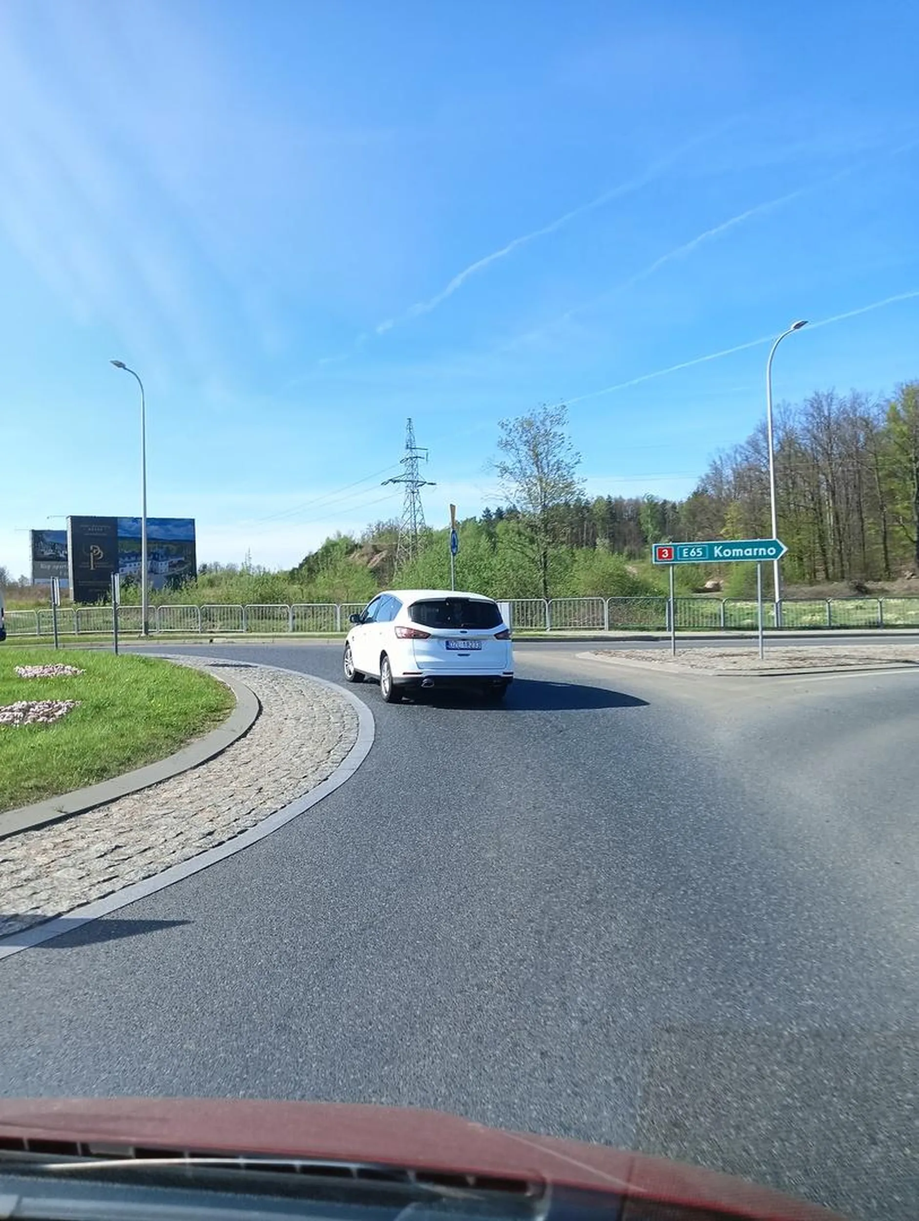 Pirat drogowy !! Do tego hamuje w ostry sposób przed maską jadąc z dzieckiem i przez szybę pokazuje plastikowa odznakę ;)