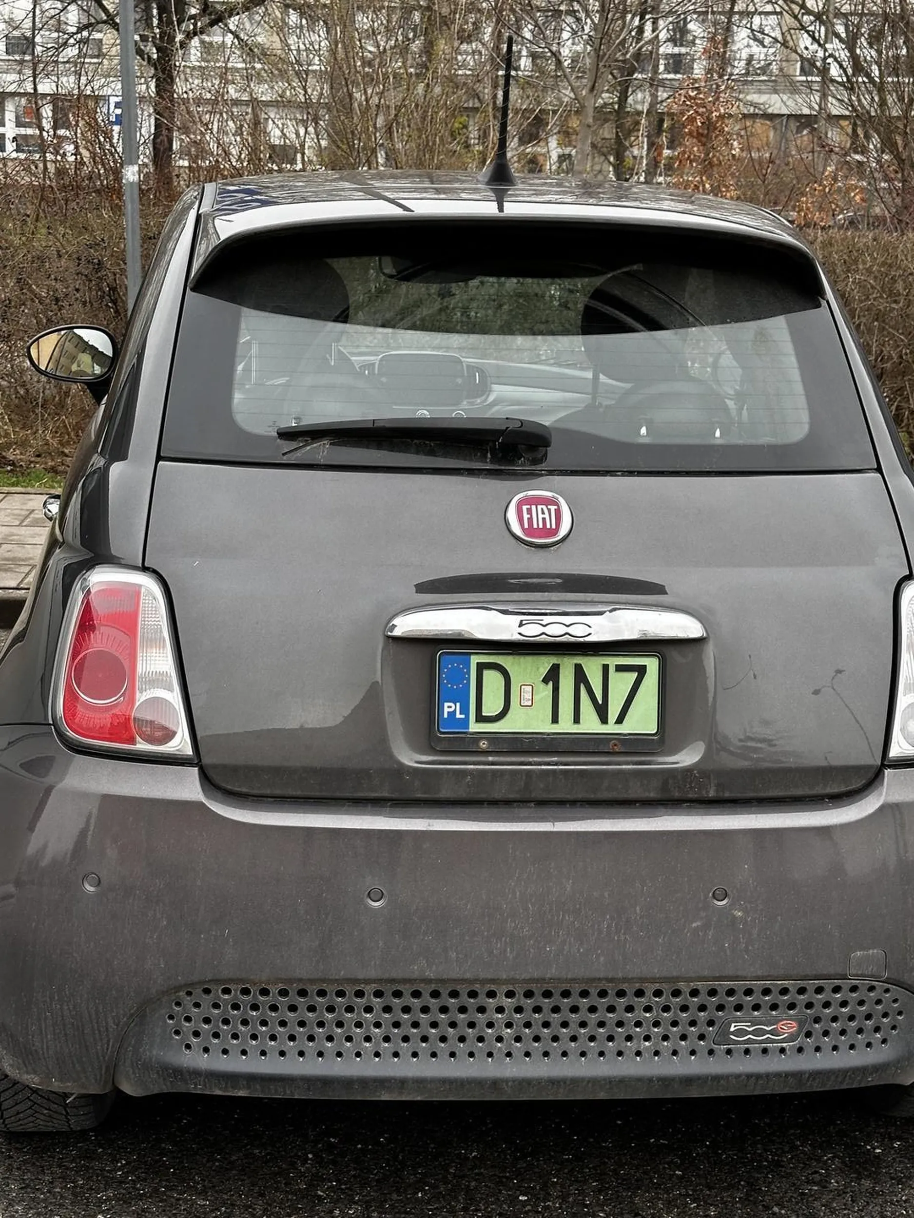 Typ zajechał drogę i i wcisnął się na miejsce parkingowe, przejeżdżając po miejscach dla niepełnosprawnych.