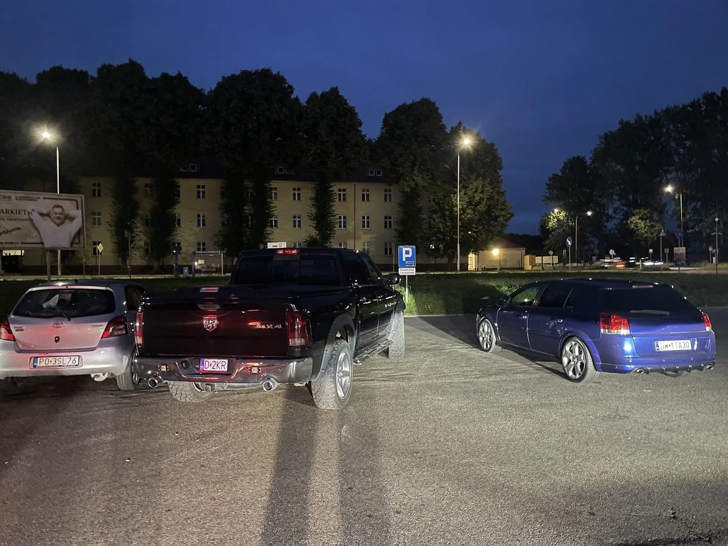 Kierowca prawie potrącił starsza panią na pasach. Po zwróceniu mu uwagi krzyknął „morda” i zajechał zaparkować pod biedronka, nie dosc ze krzywo to tak jakby był królem i mógł robic co chce.