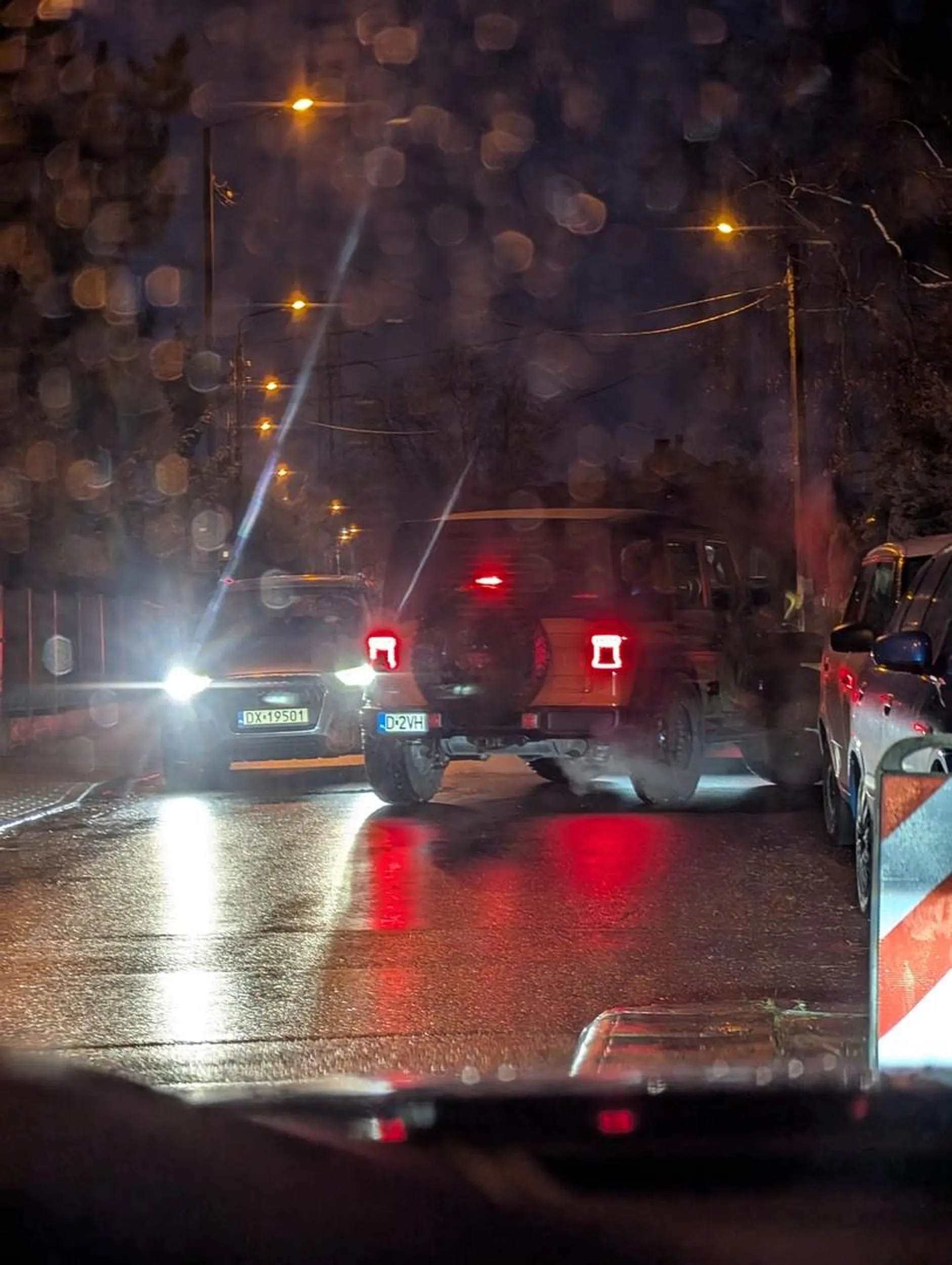 Ul. Pola boczna Kamieńskiego, Wrocław Jeżdżę tamtędy kilka razy dziennie, boczna droga osiedlowa, zaparkowane samochody, ruch wahadłowy wymaga minimum  więcej umiejętności prowadzenia pojazdu aniżeli jazdę w przód i skręcanie. Obserwuje tam masę dziwnych, idiotycznych zachowań natomiast jazda ww. Osobnika wprawiła mnie w osłupienie. Szanowny panie, żeby nie być wulgarnym ani nadto panu nie ubliżyć. Jest pan kretynem. Powinien pan zwrócić uprawnienia kierowania pojazdem i poruszać się komunikacją miejską. Jazda na czołówkę, blokowanie ruchu, stawanie w poprzek drogi na trzeciego obok zaparkowanych pojazdów, jazda za panem mnie umeczyła, okrutnie, mam nadzieję że więcej nie spotka mnie ta nieprzyjemność.