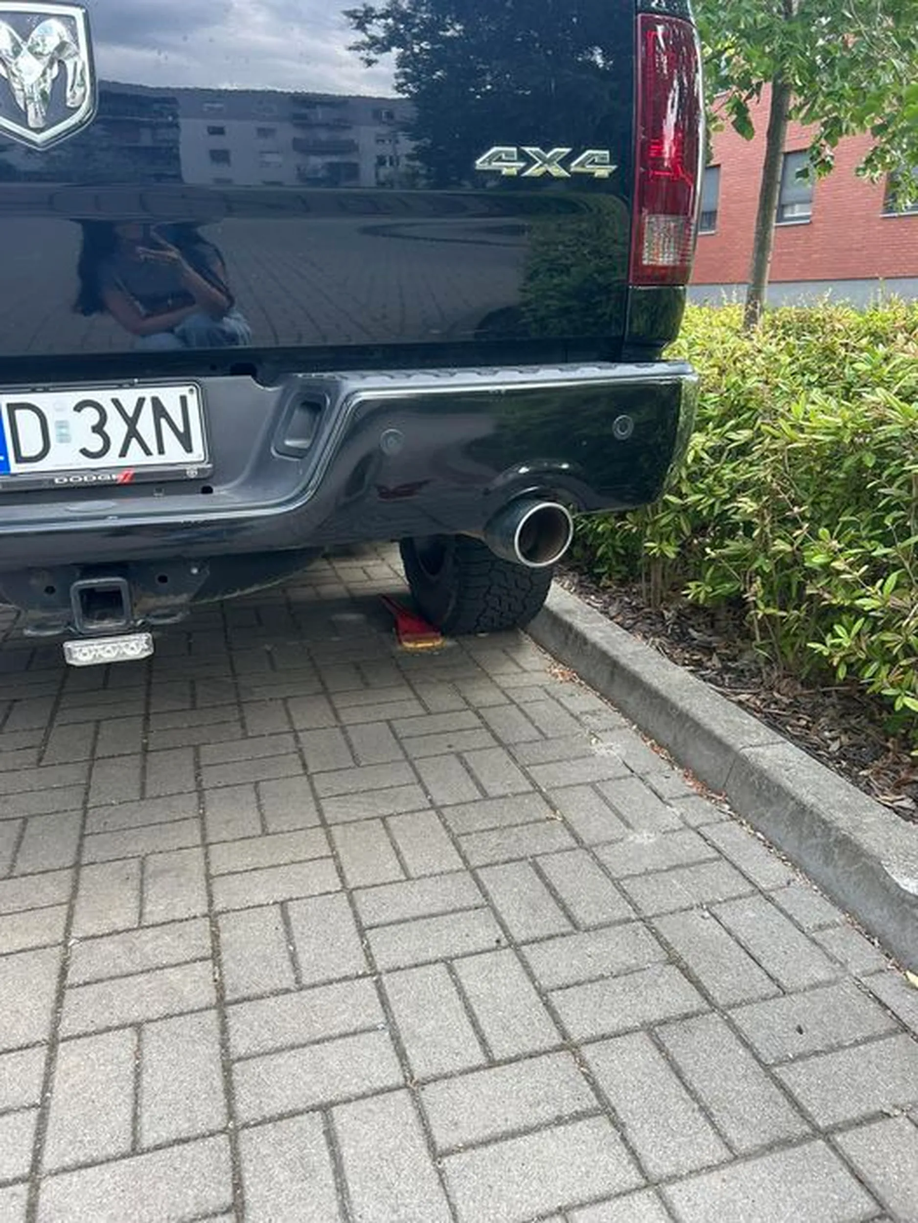 Kupiłem zajebiste auto, wielkie, wiecie o co chodzi. Teraz to nawet kobiety robią mu zdjęcia, taki fajny.