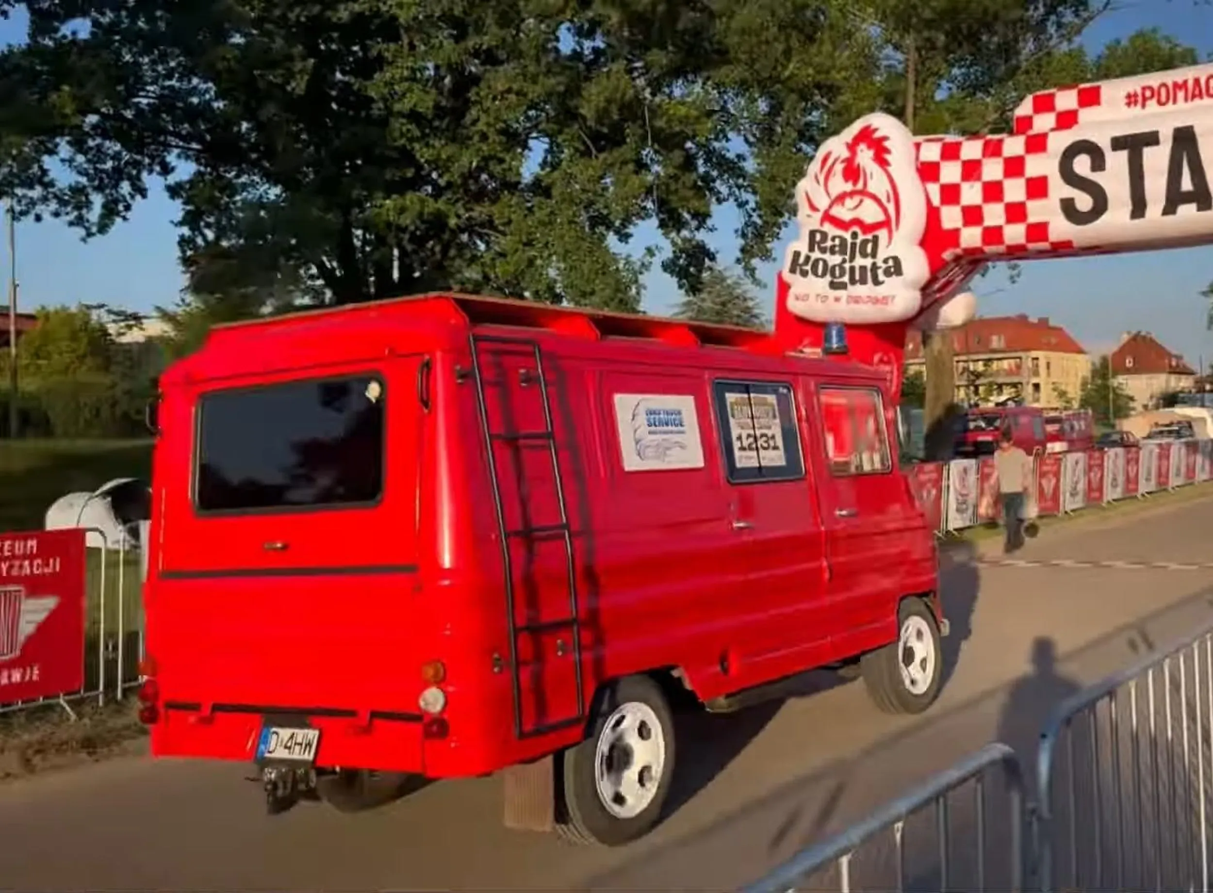 żeby na polskie auta dawać krótką tablicę dla aut amerykańskich to trzeba być skończonym idiotą