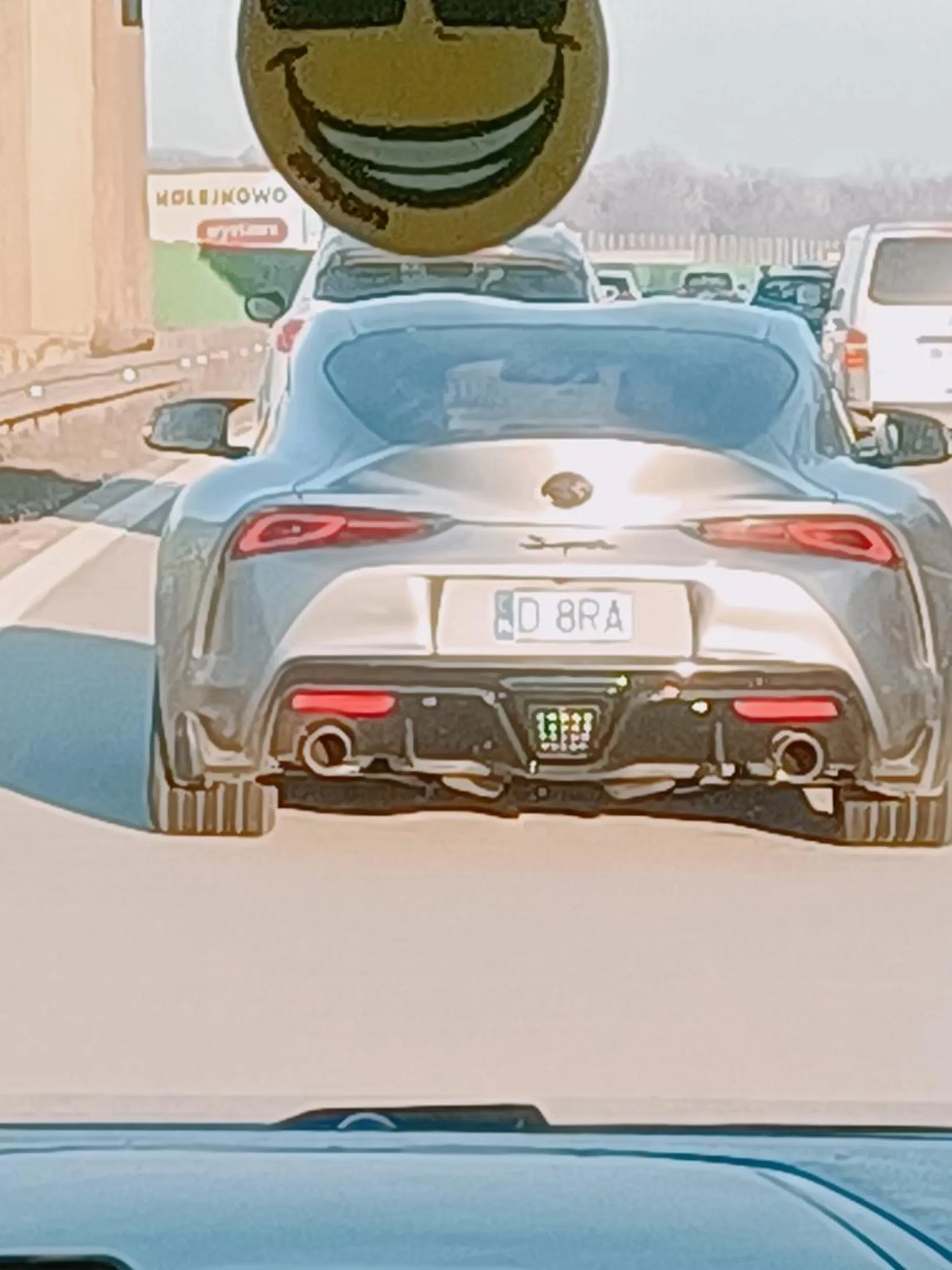 Wymusza na pierwszeństwo pcha się przed maskę zmusza do hamowania inne pojazdy