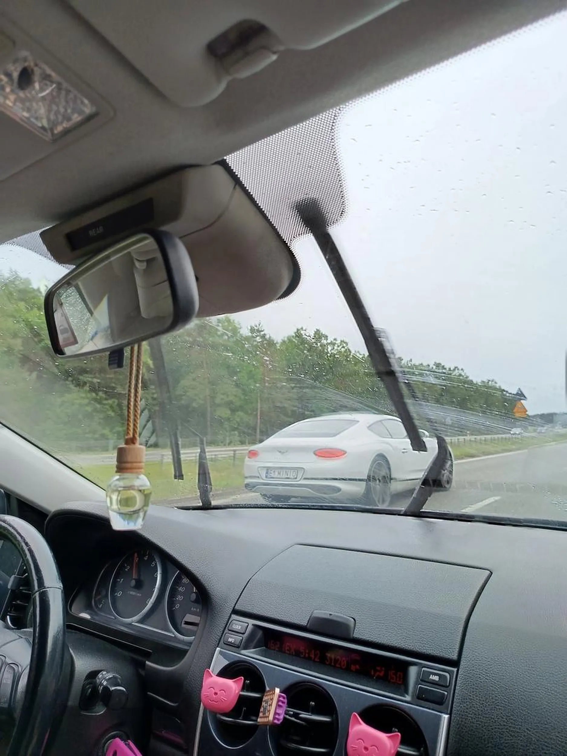 Królowe życia blokują droge i nawalają długimi. Auto od ojca ???