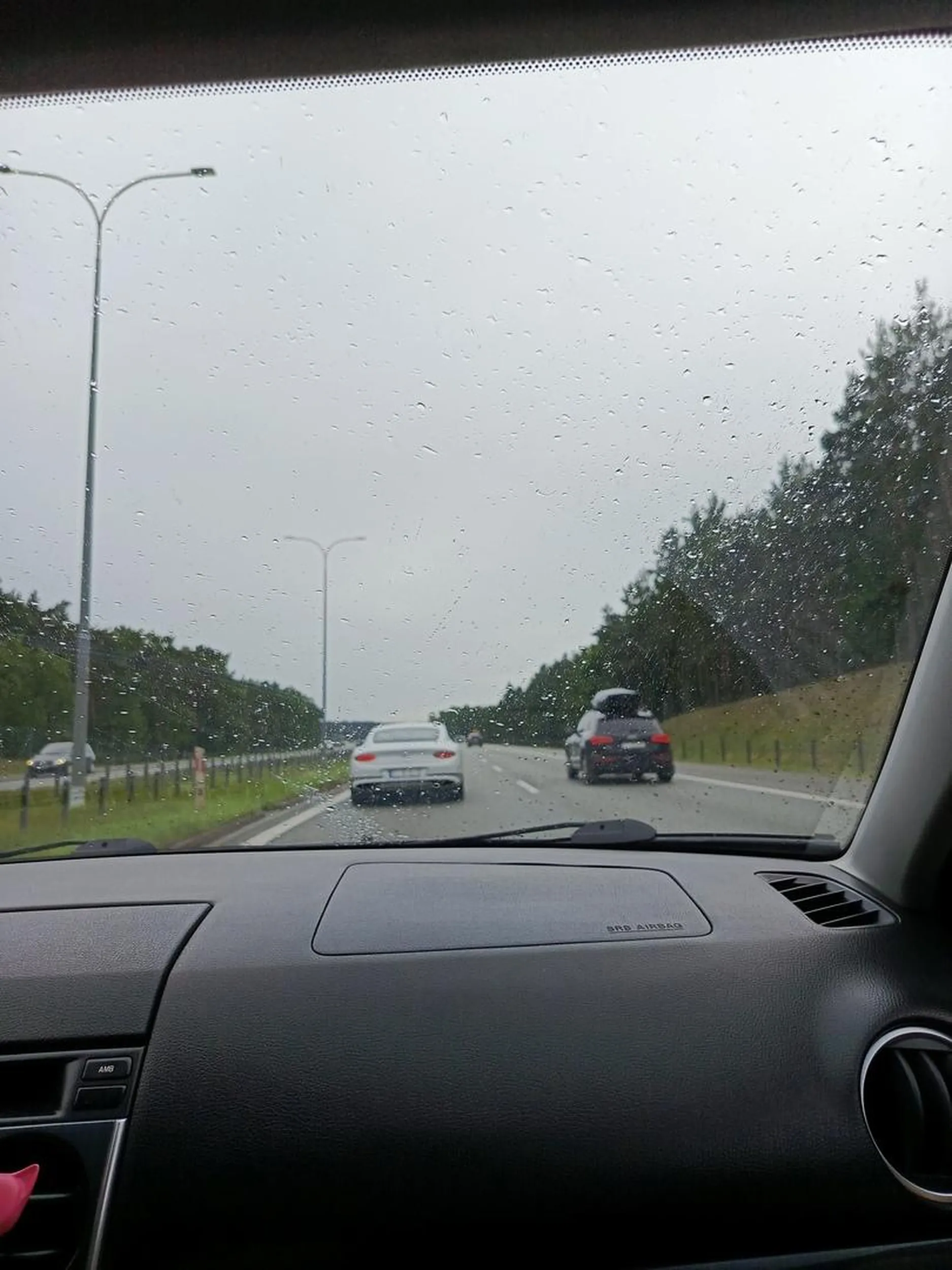 Królowe życia blokują droge i nawalają długimi. Auto od ojca ???