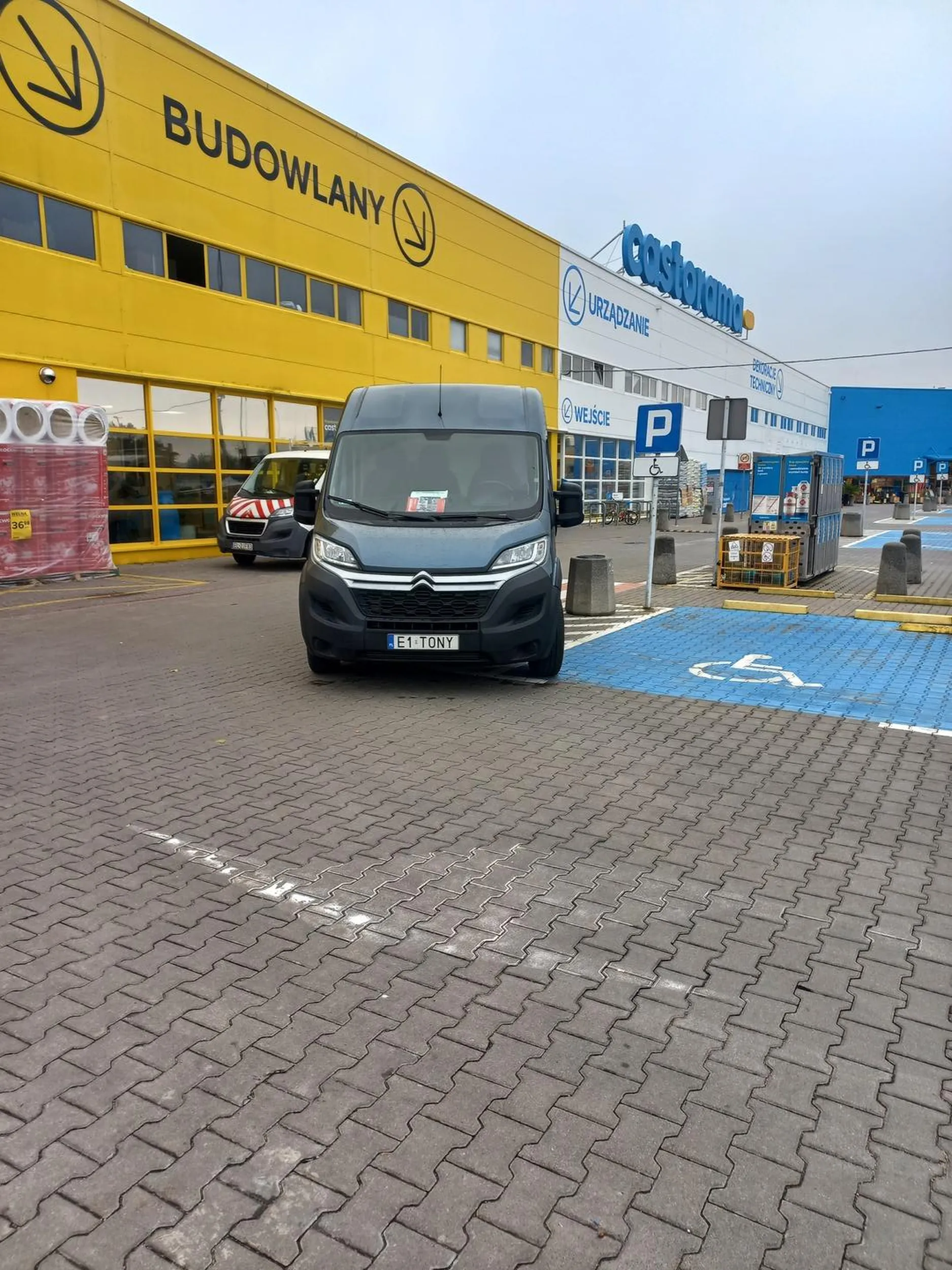 Burak ma prawie pusty parking ale musi stanąć jak najbliżej wejścia. I tak codziennie