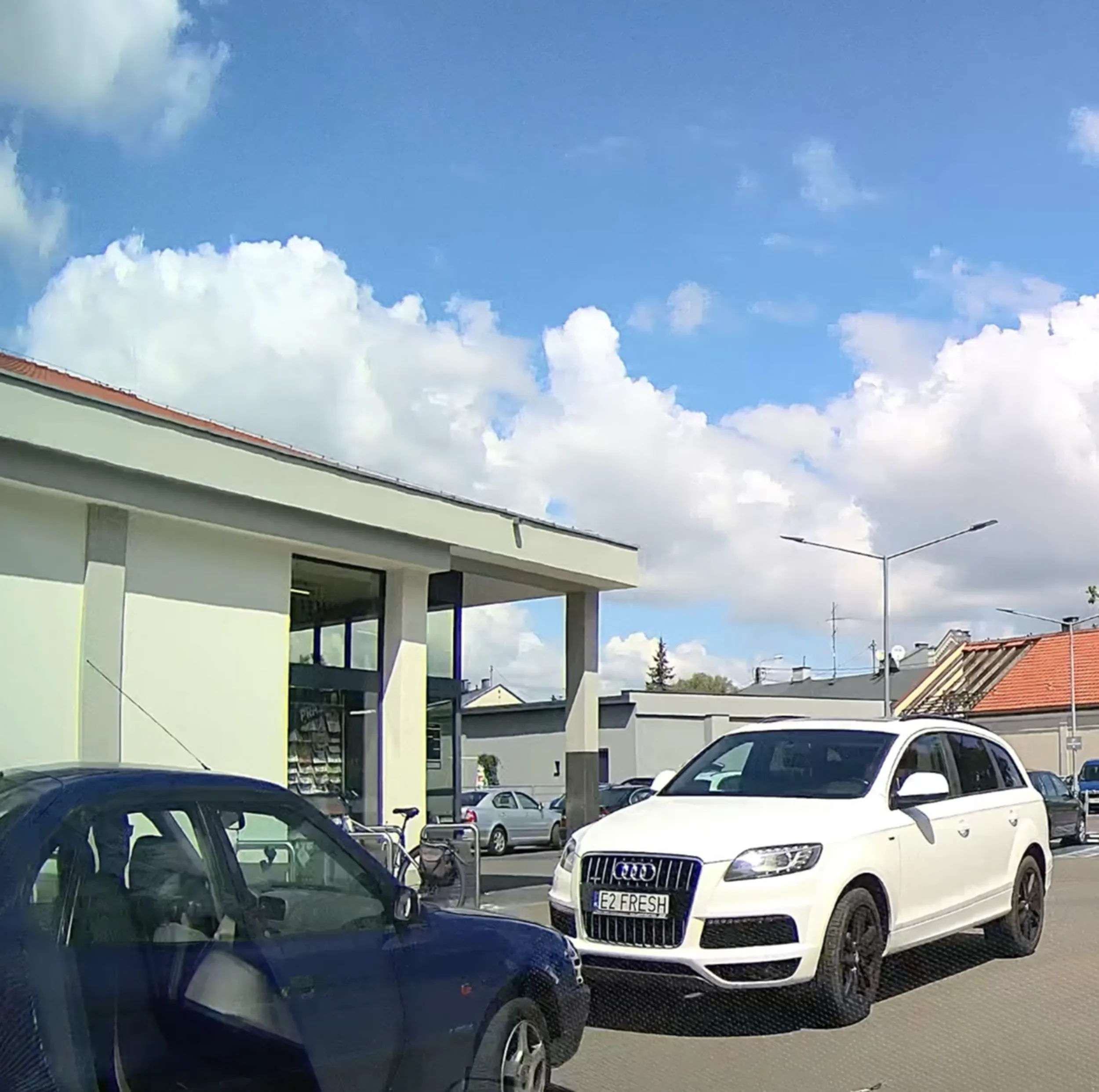 Panienka staje jak ta dupa po środku parkingu bo do wejścia za daleko z normalnego miejsca.