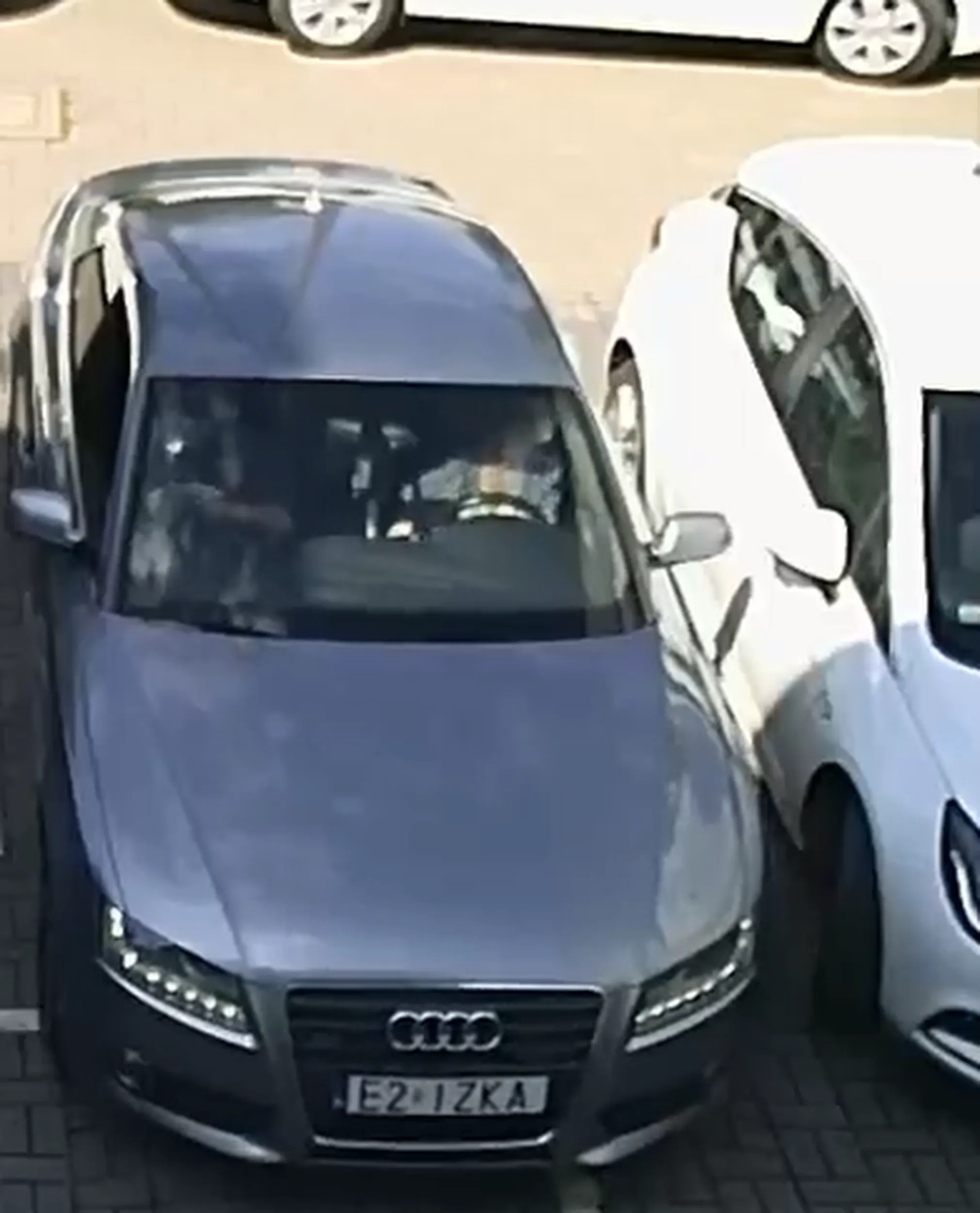 Izce perwersja się włączyła i postanowiła ocharchać autko :) pozdrawiam z internetu