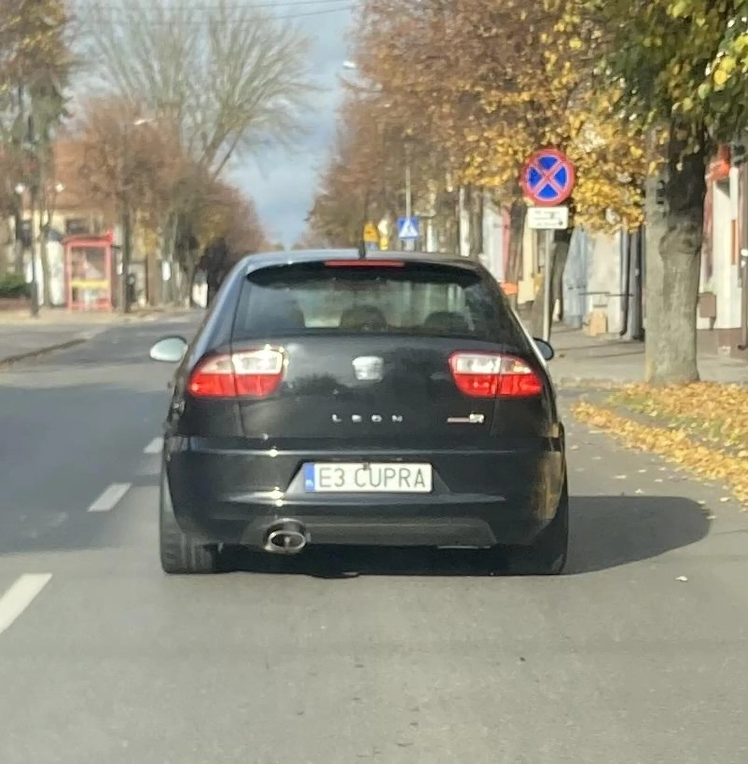 Jeździ jak pajac. Trzeba na niego uważać.