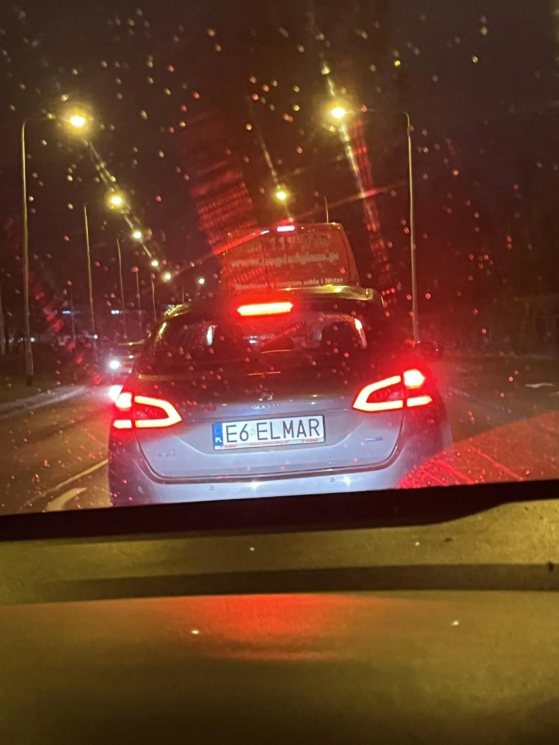 Wieśniara wjechała do dużego miasta, nie zna przepisów ruchu drogowego