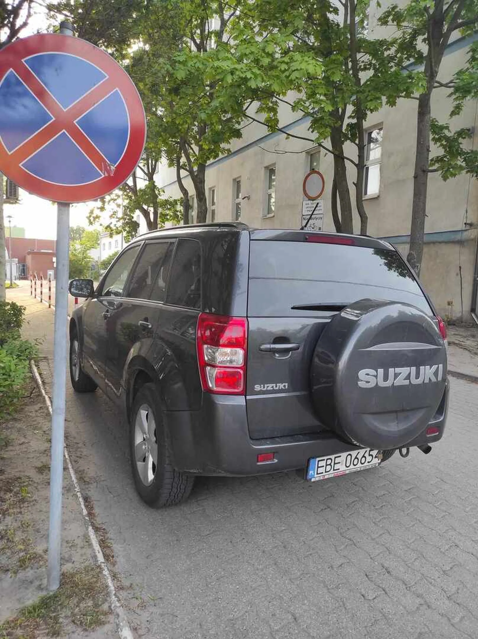 Staje dosłownie pół metra od zakaz zatrzymywania się i postuju (B-36) tuż przy urzędzie miasta