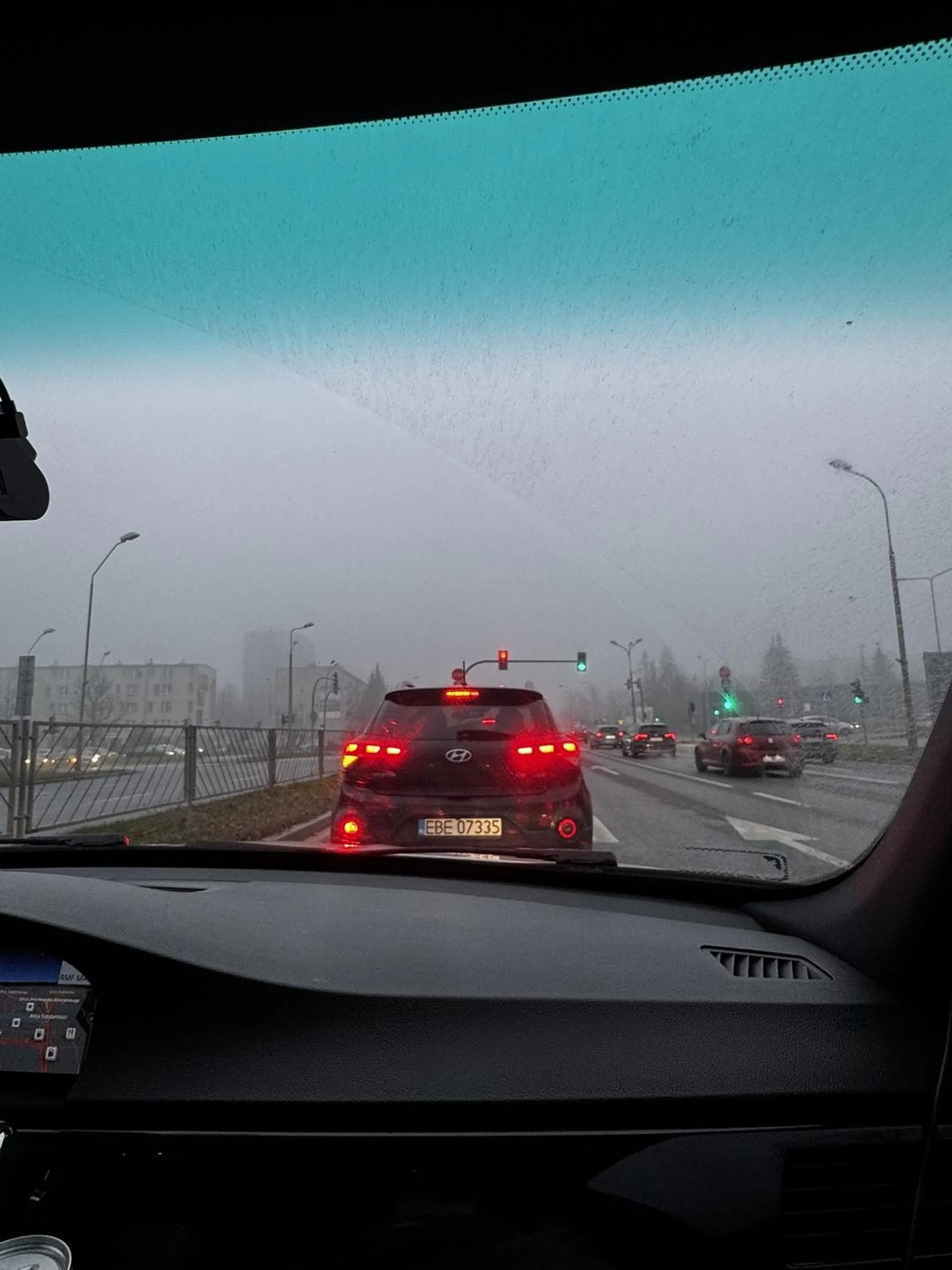 Kierowca używa niepoprawnie świateł przeciwmgielnych, razi kierowców i powoduje dezorientację osób wyprzedzających.