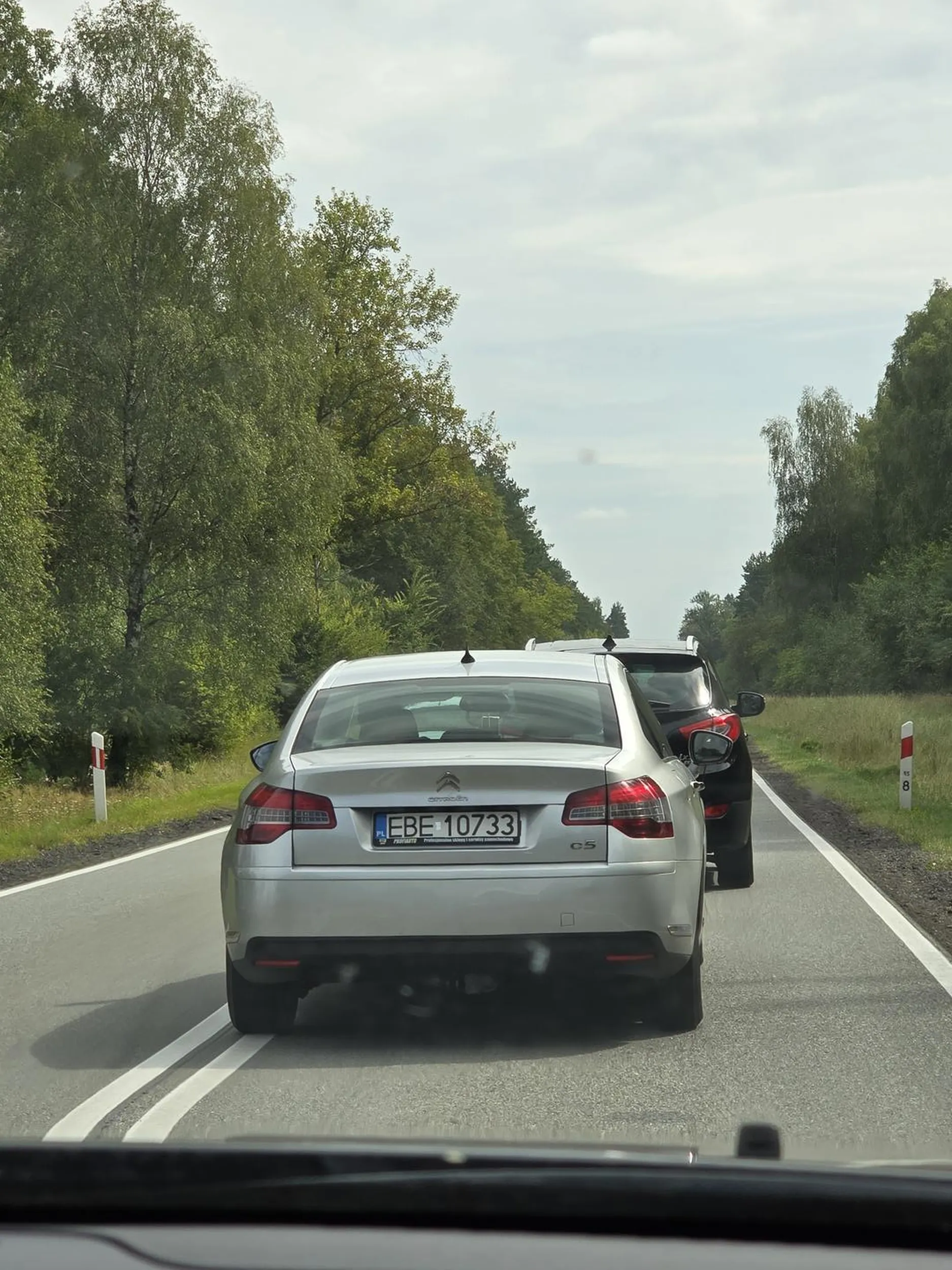 Wyprzedza po kilka aut w korku, zajeżdżając przy tym i wymuszając. Wyjeżdża na drugi pas, na podwójnej ciągłej