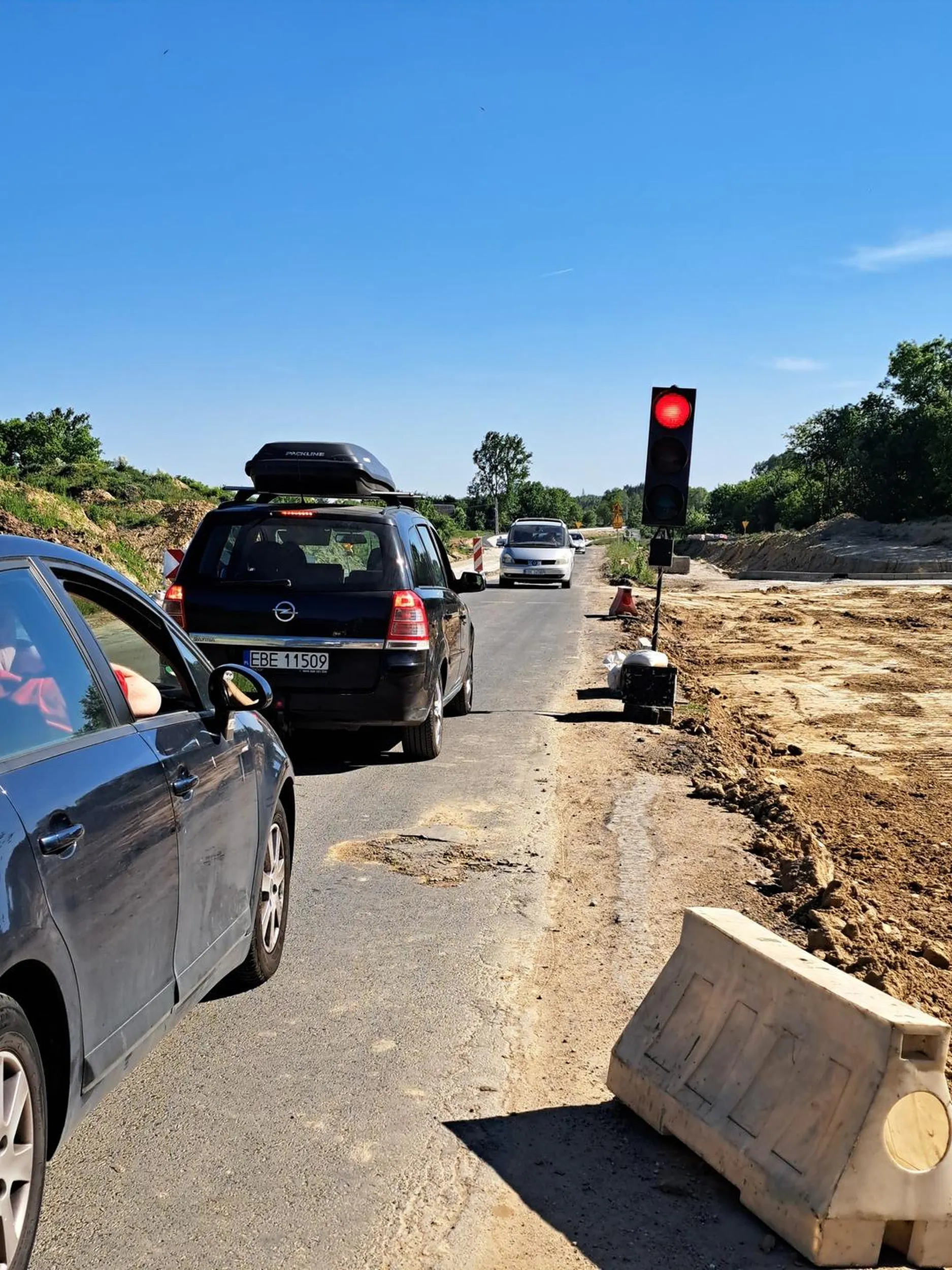 Przeczekał całe zielone światło  przez co 10 samochodów musiało czekać na światłach przy budowie obwodnicy Bełchatowa
