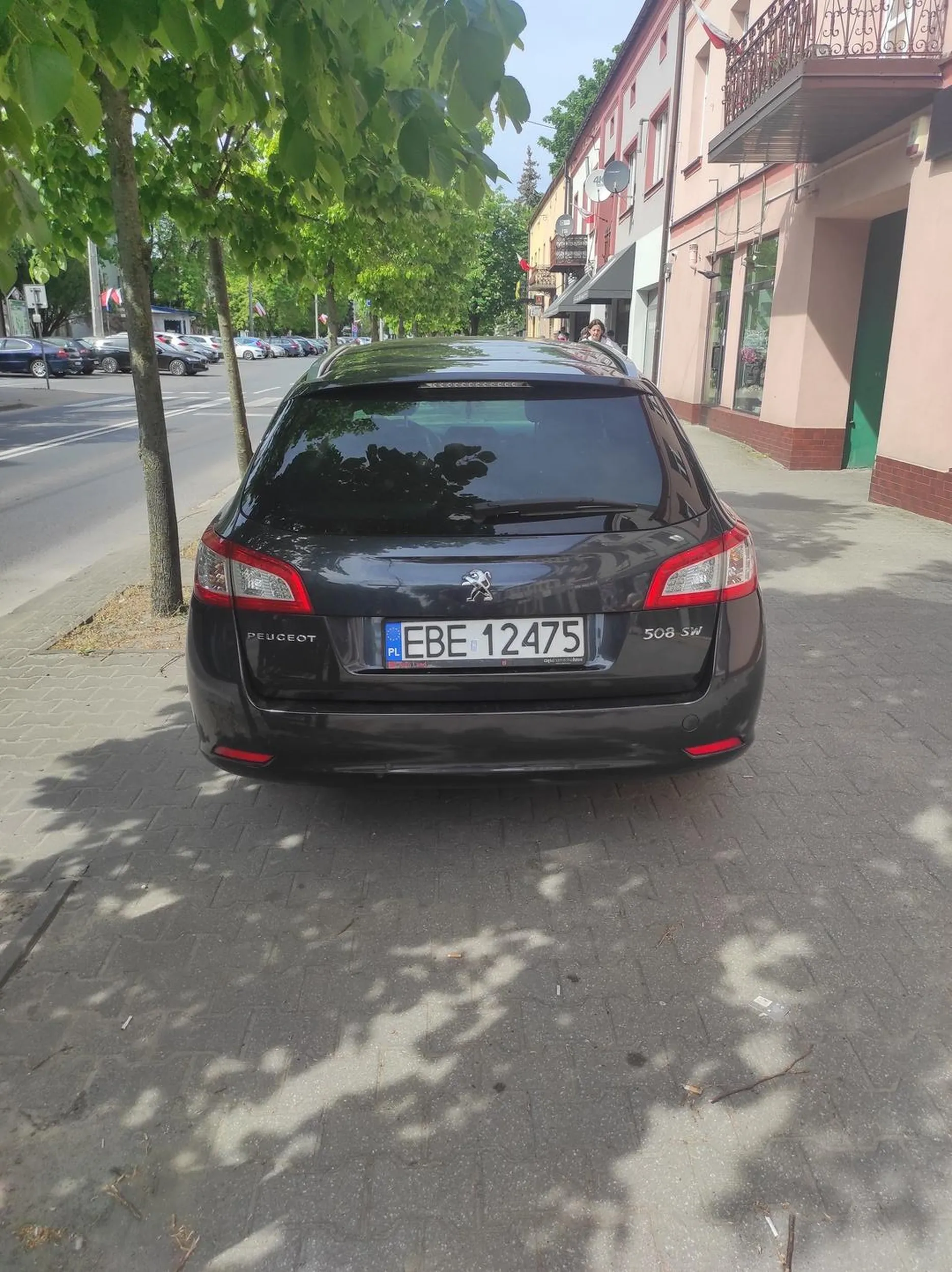 Brak poszanowania osoby kierującej pojazdem dla znaku zakaz zatrzymywania się i postoju (B-36) oraz art. 47 PoRD.