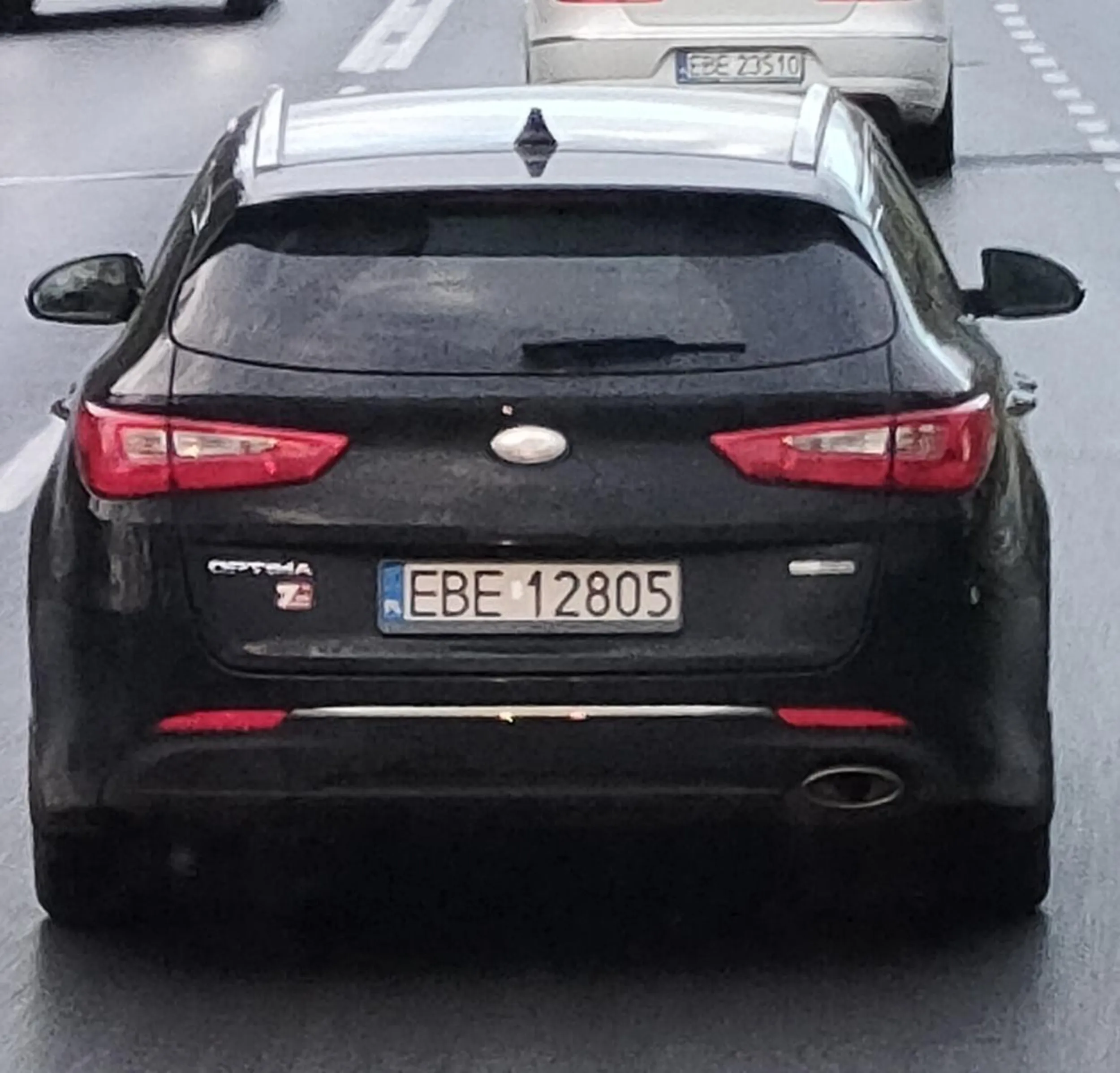 Uwaga na gościa. Gość wymusza pierwszeństwo, notorycznie wyprzedza na zakazie, podwójnej ciągłej, na przejściach dla pieszych. Już nie pierwszy raz widzę takie zachowanie z jego strony.