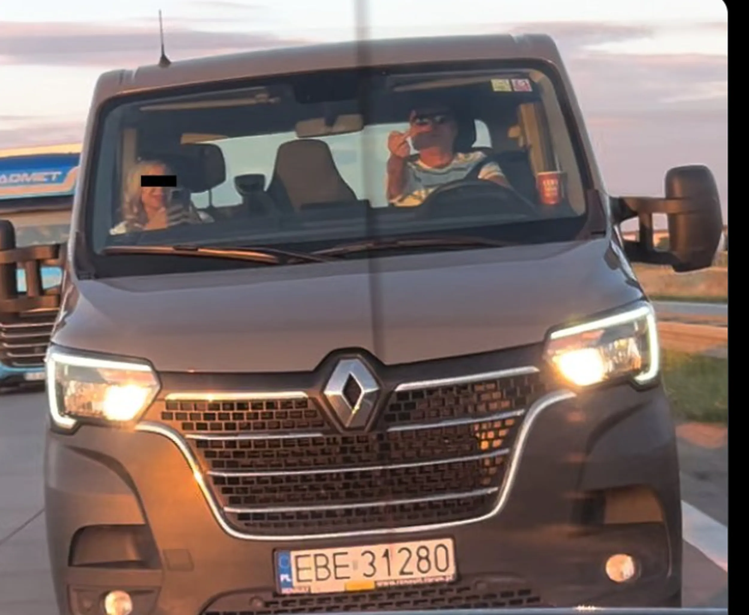 Chłop prostytutkę zabrał i bardzo mu się spieszyło, pokazał nawet ile jej wchodzi.