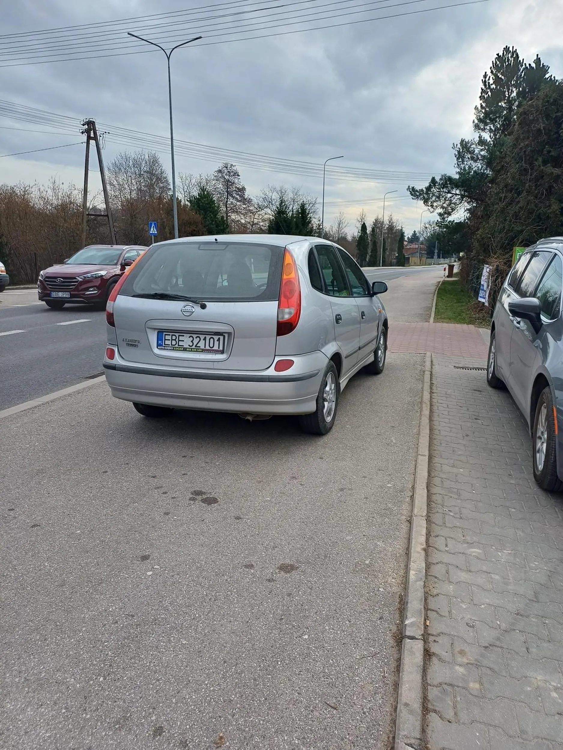 Świetne parkowanie bezmózga na ścieżce rowerowej