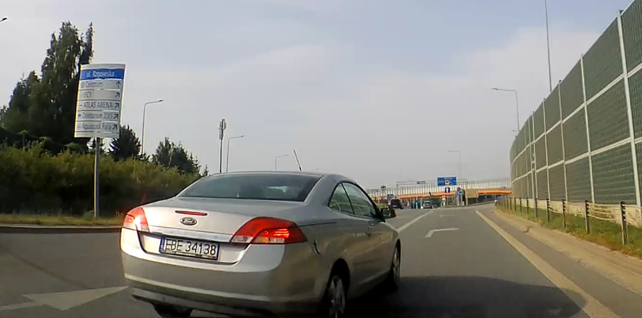 Mało odpowiedzialny kierowca to mało powiedziane. Skręcał ze skrajnie lewego pasa w prawo na wiadukt, spychając mnie w zasadzie na skrajnie prawy zjazd na wiadukt. Na szczęście odbiłem i nic się nie stało, dobrze, że nikt nie jechał skrajnie prawym pasem. Prawo jazdy chyba  wygrane w cheetosach.