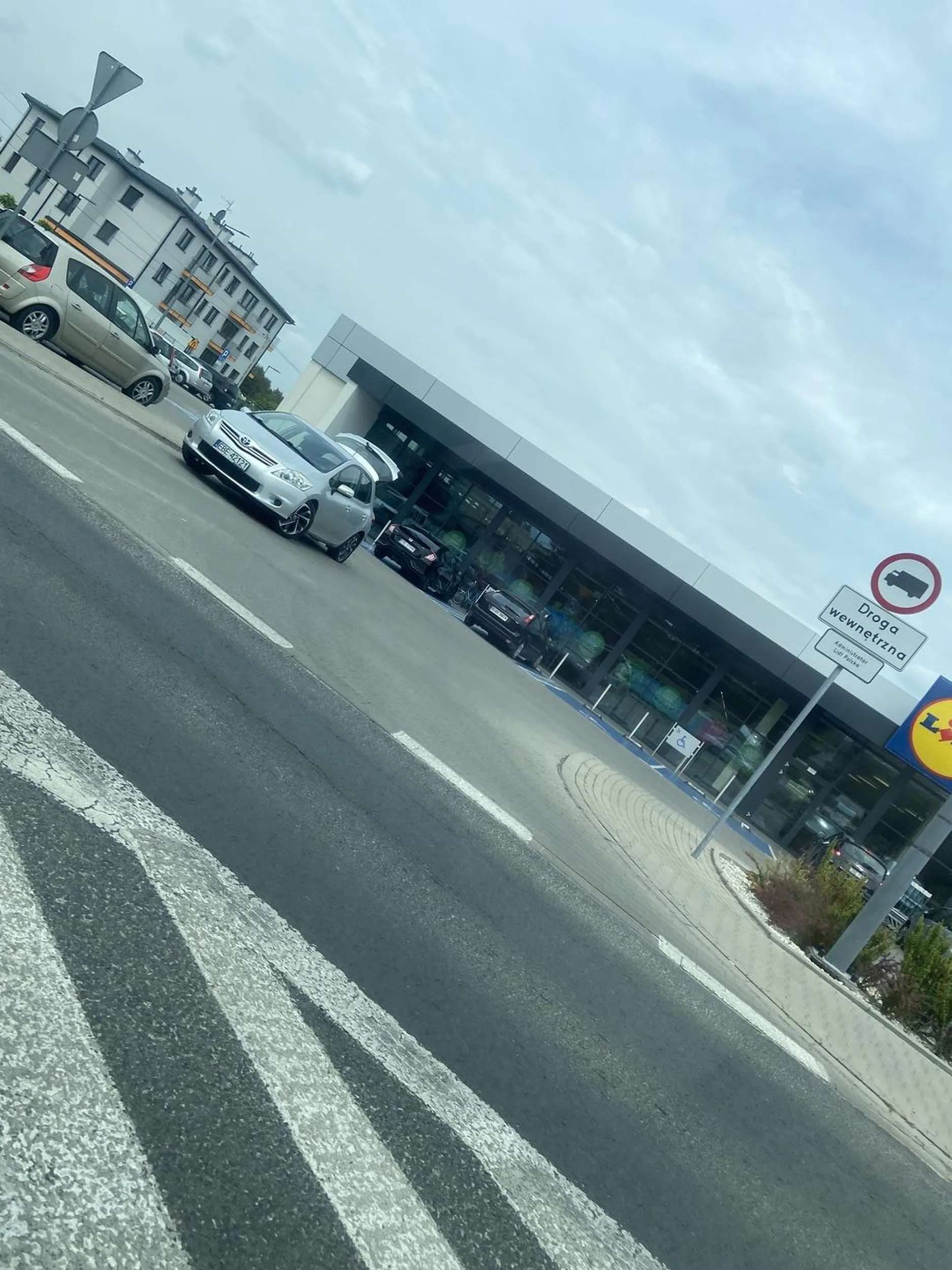 Ziomek zaparkował się na wyjeździe z Lidla i postanowił wziąć się za porządki w bagażniku. XD